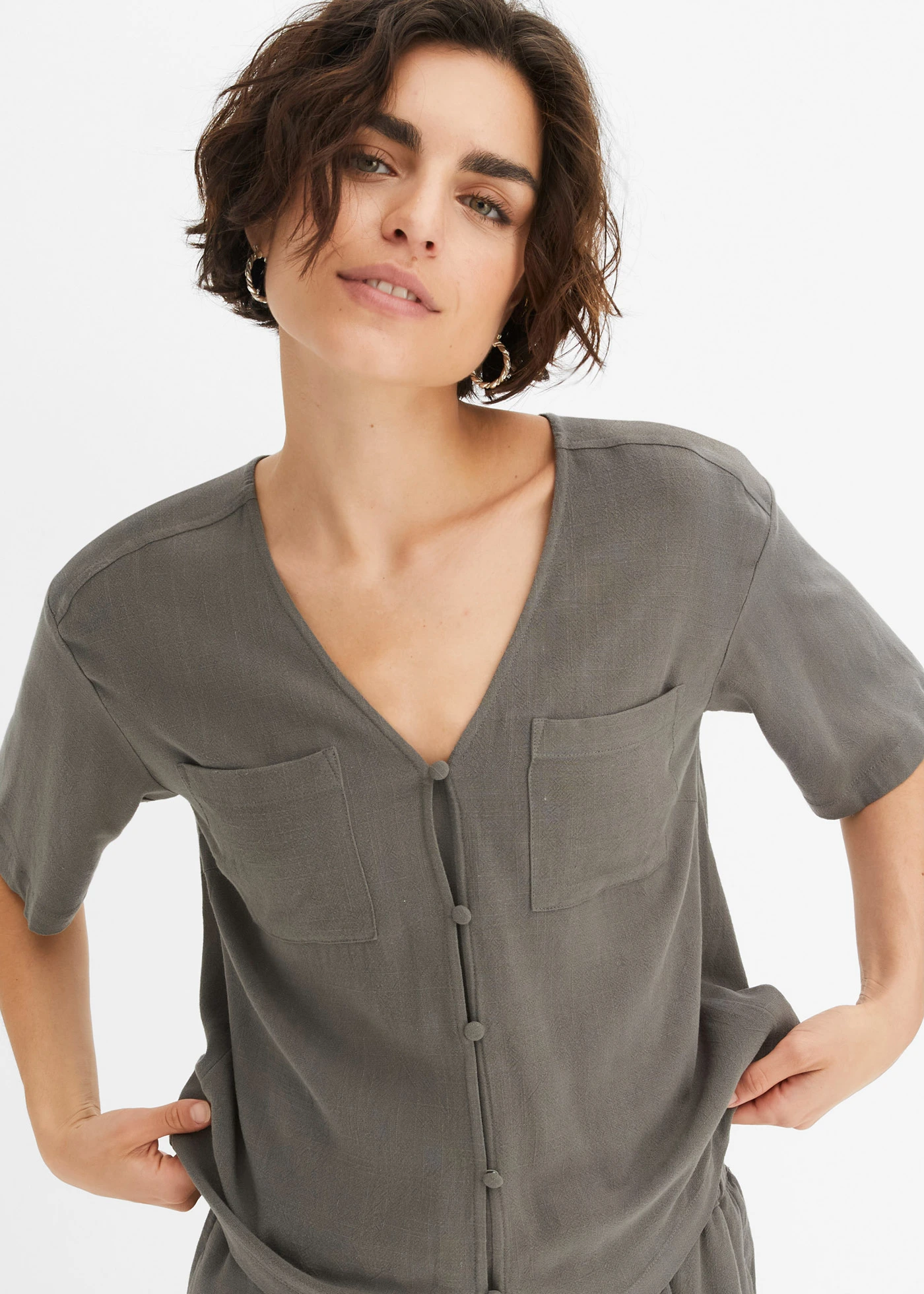 Blouse met korte mouwen in een viscose-linnenmix • olijfgroen • bonprix online shop