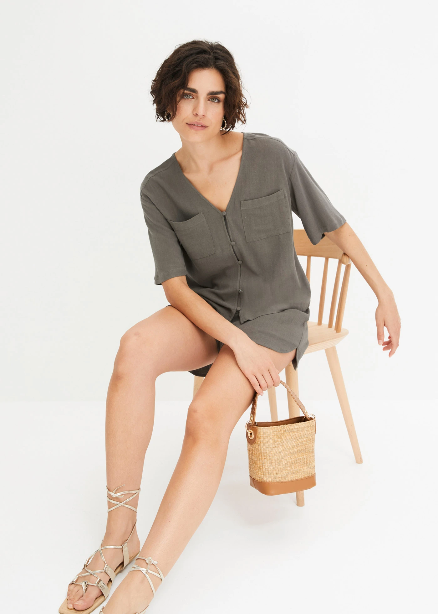 Blouse met korte mouwen in een viscose-linnenmix • olijfgroen • bonprix online shop