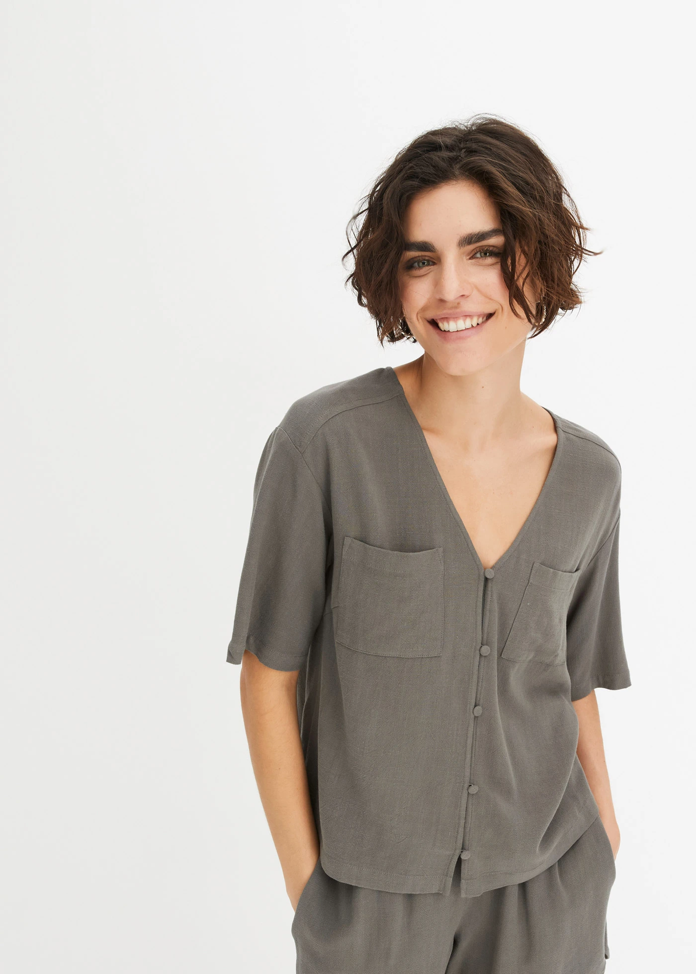 Blouse met korte mouwen in een viscose-linnenmix • olijfgroen • bonprix online shop