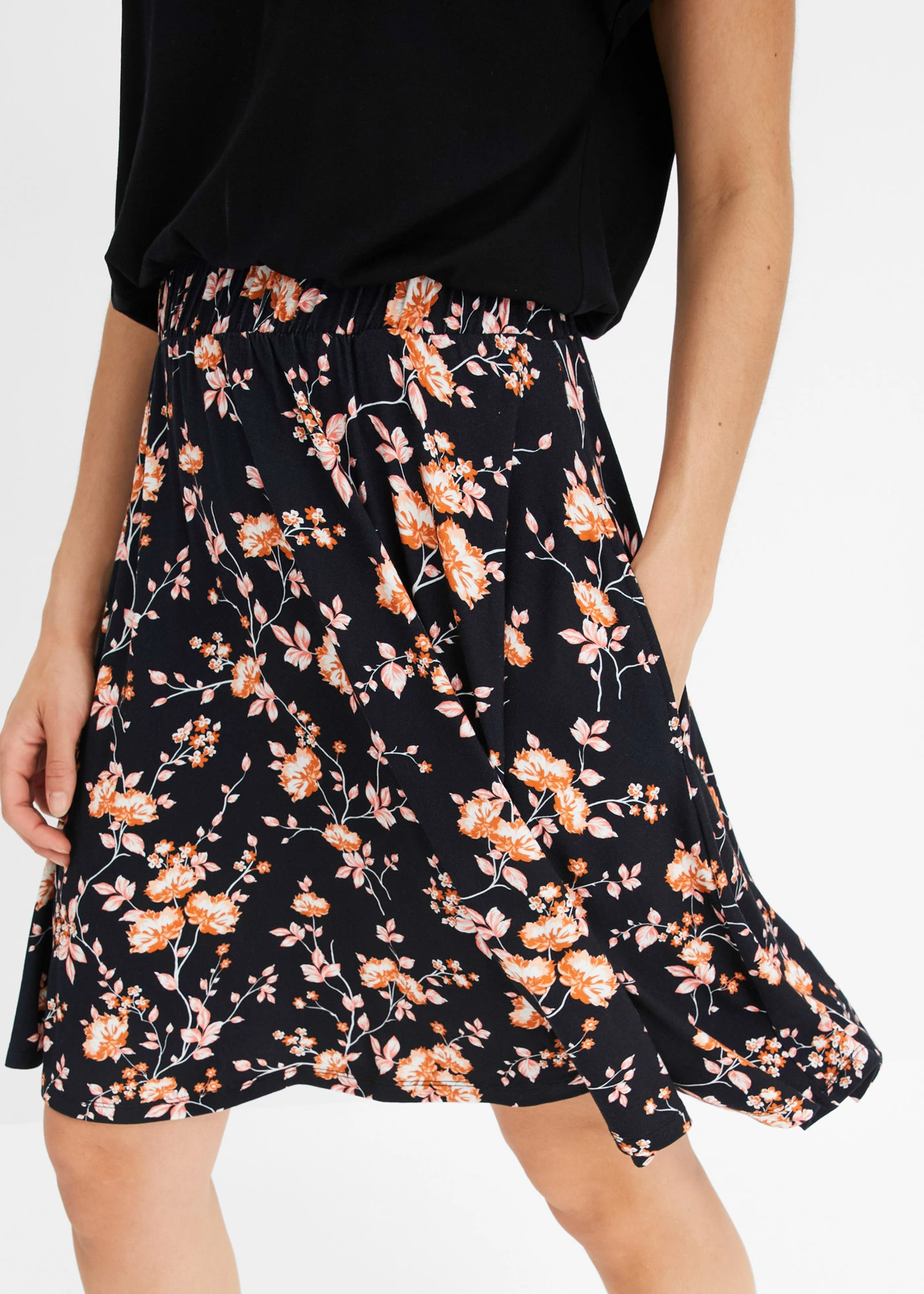 Jersey jurk in een viscosemix • zwart-oranje gebloemd • bonprix online shop