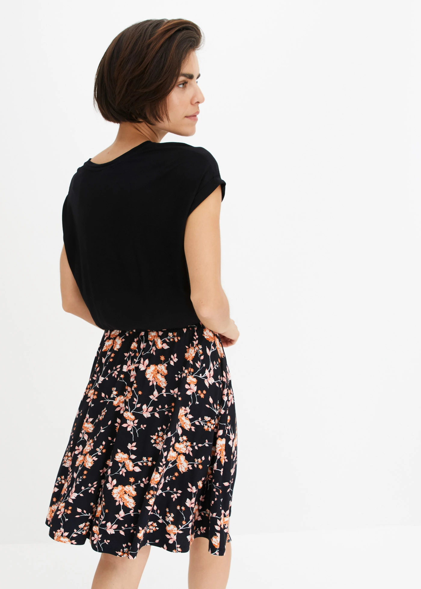 Jersey jurk in een viscosemix • zwart-oranje gebloemd • bonprix online shop