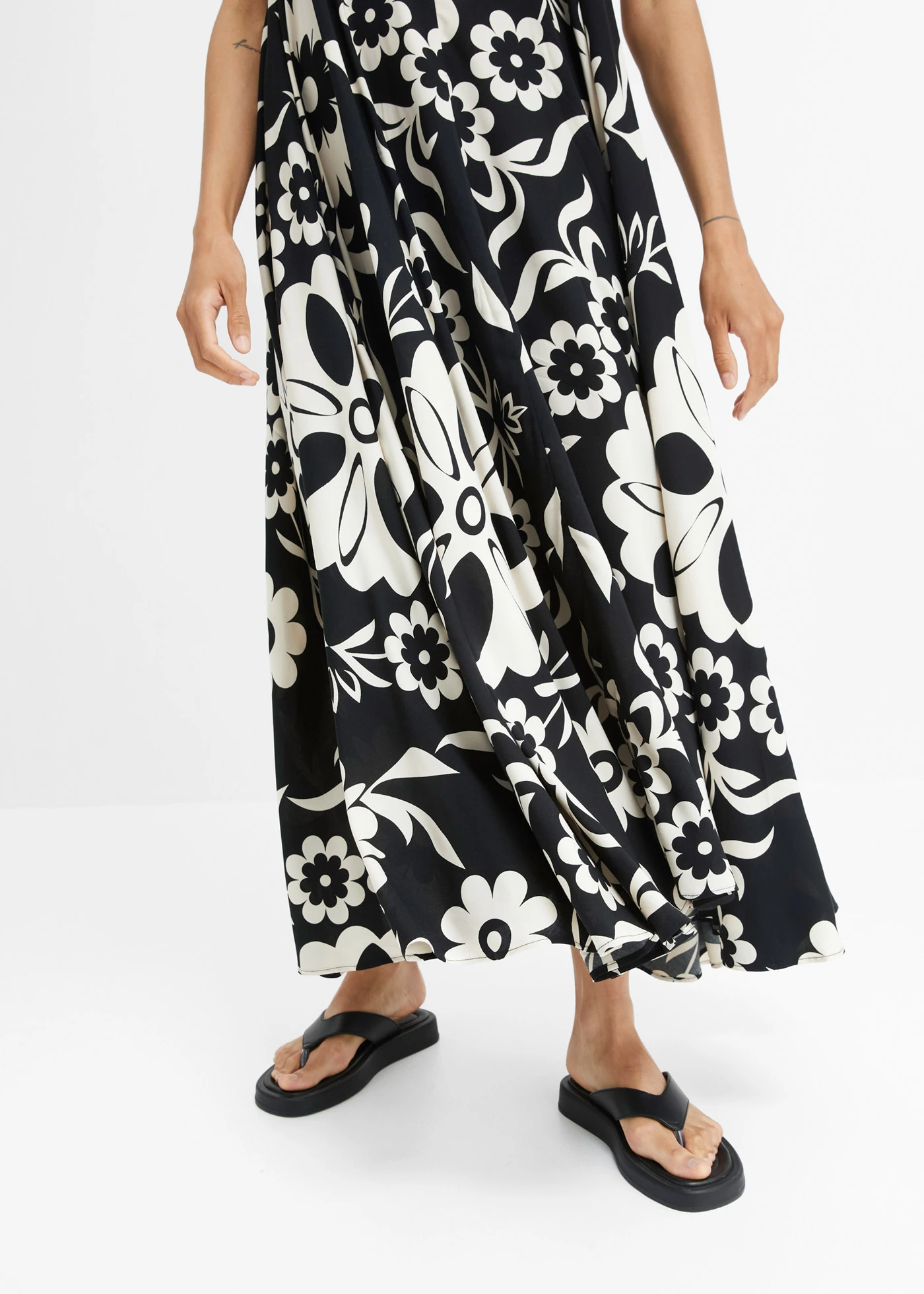 Široké šaty na ramínka ze splývavé viskózy • černá • bonprix obchod