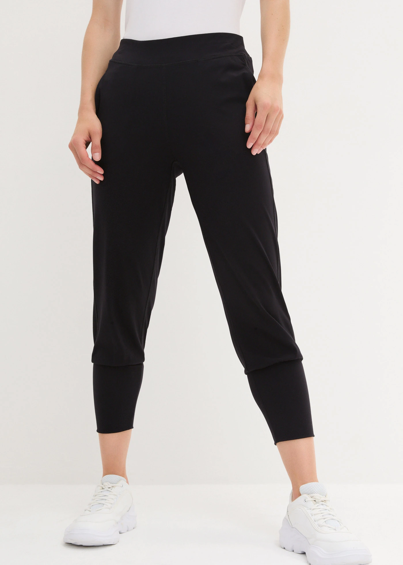 Pantalon sarouel de sport, longueur 3/4 • noir • Boutique bonprix