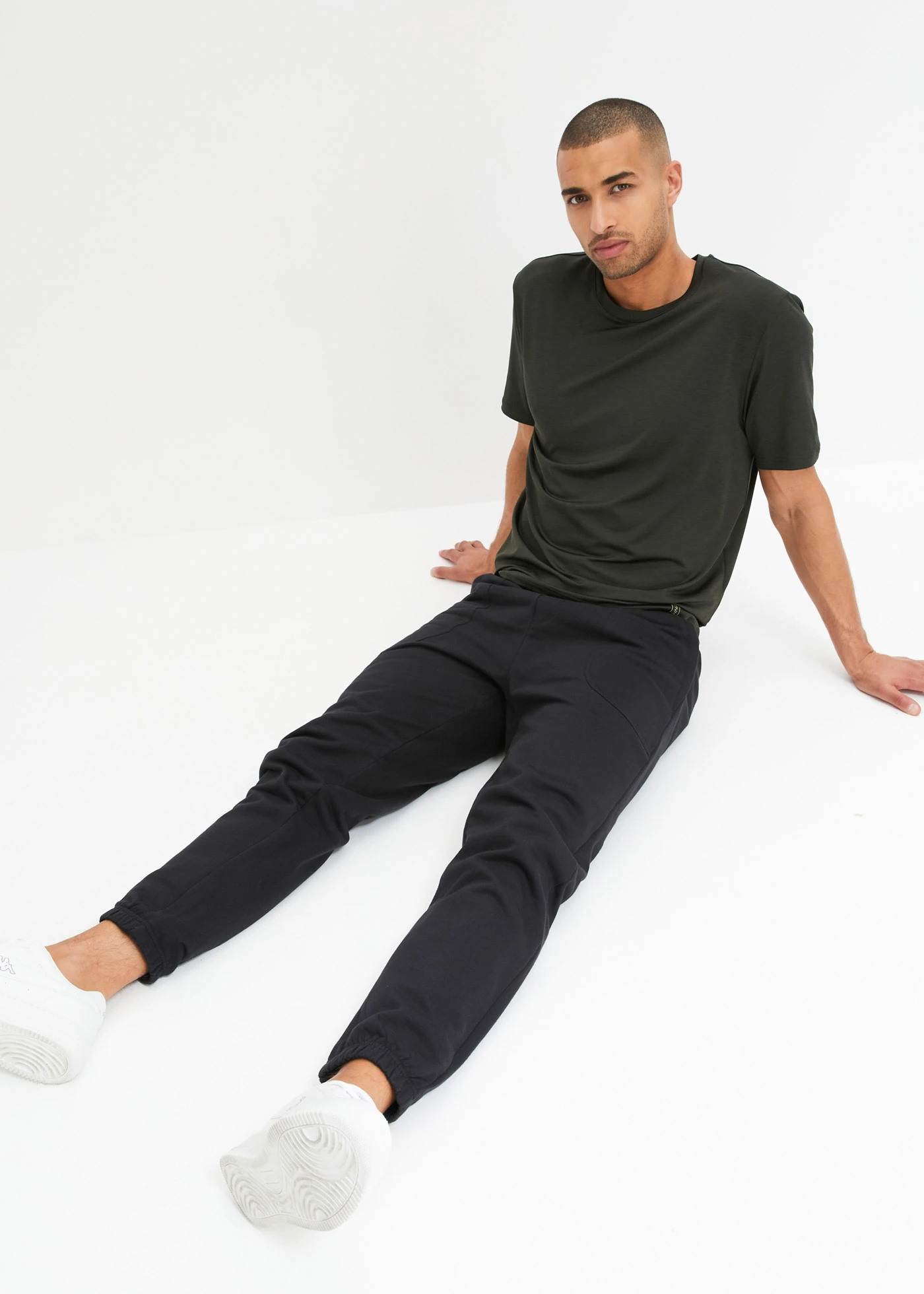 Pantaloni de jogging din bumbac organic 100% • negru • magazin bonprix