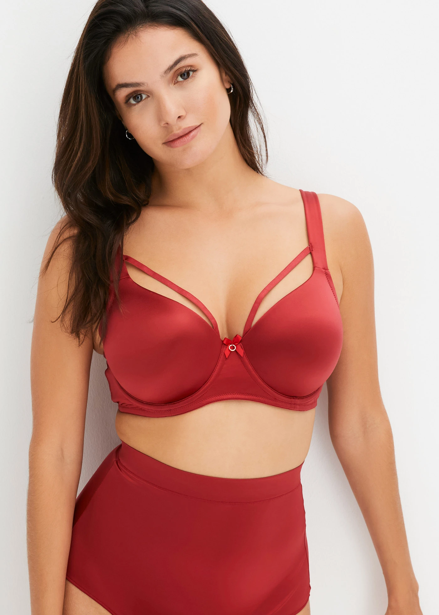 Soutien-gorge à coques en matière brillante • rouge carmin • Boutique bonprix