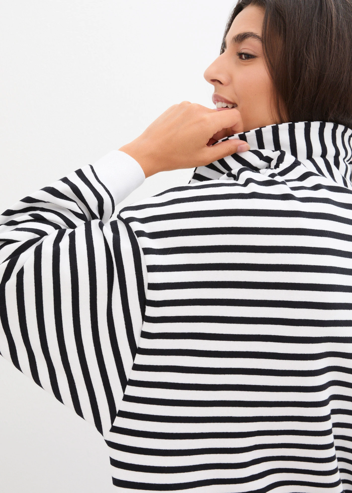 Oversize mikina s výstřihem do V a límcem polo • bílo-černá s proužky • bonprix obchod