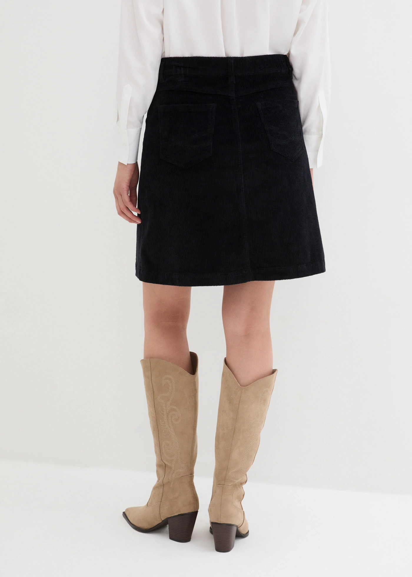 Strečová manšestrová sukně s knoflíkovou légou • černá • bonprix obchod