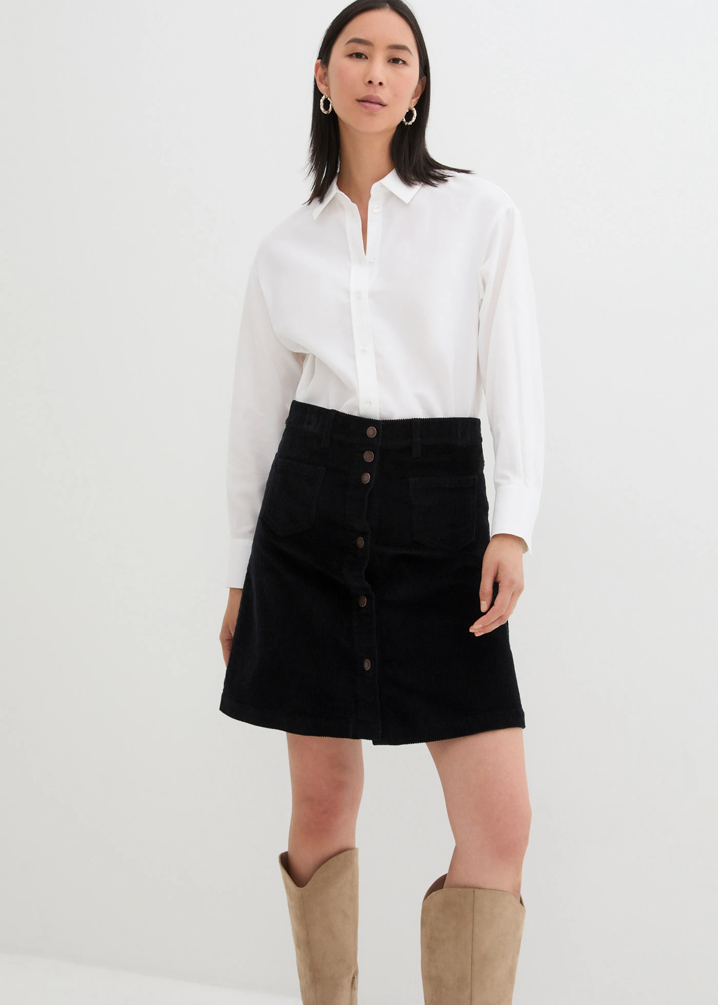 Strečová manšestrová sukně s knoflíkovou légou • černá • bonprix obchod