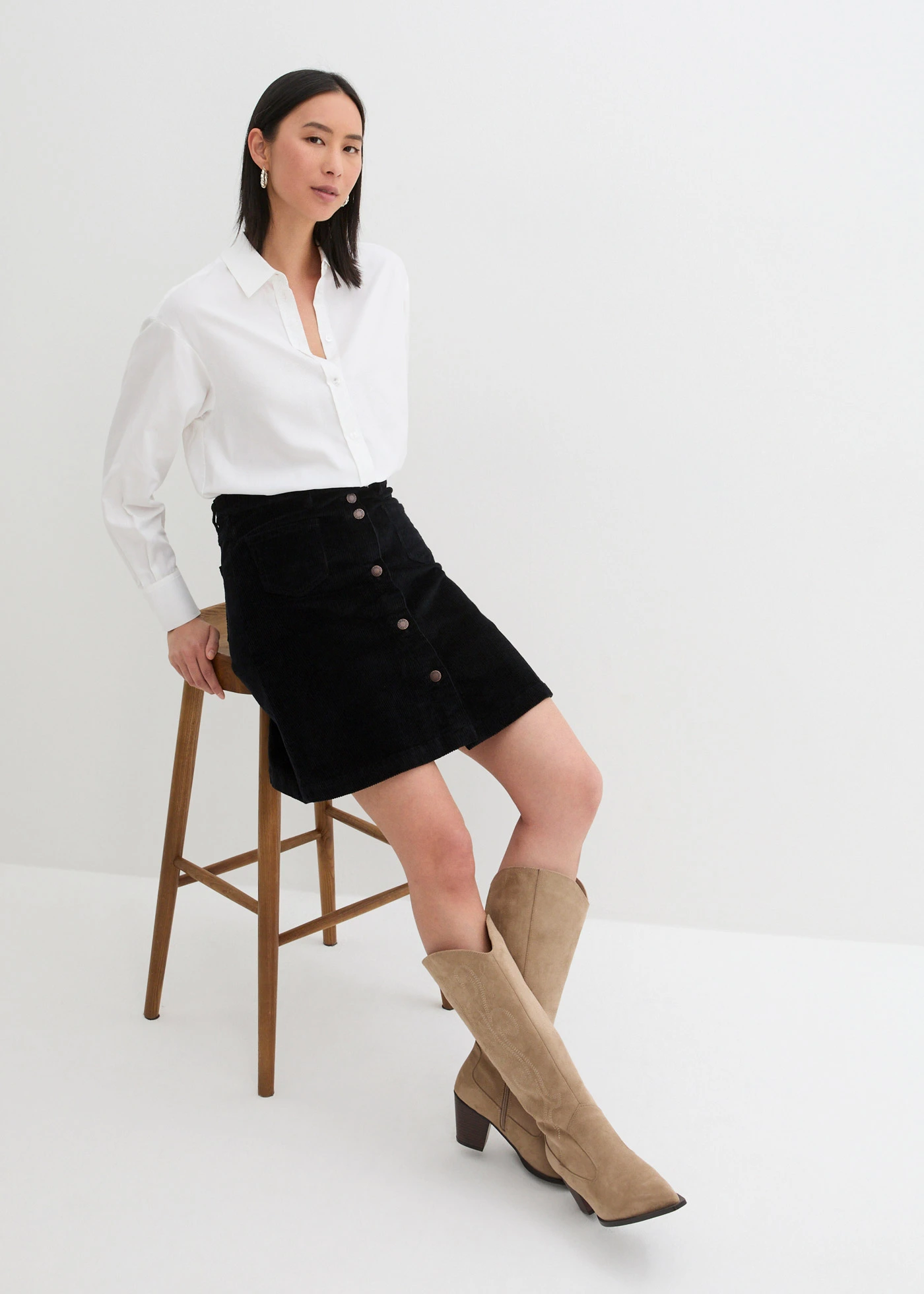 Strečová manšestrová sukně s knoflíkovou légou • černá • bonprix obchod