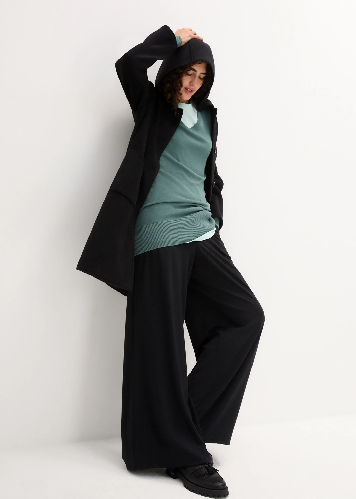 Długi sweter z cienkiej dzianiny z kolekcji basic z dekoltem w serek • szarozielony • sklep bonprix