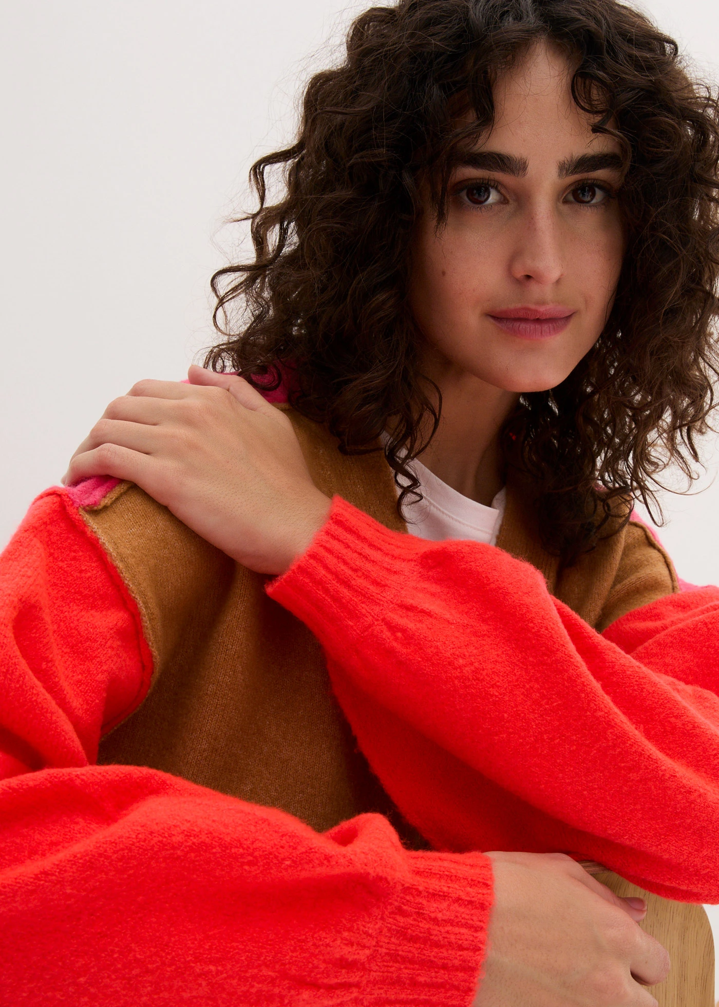 Gilet en maille oversize, motif color block • beige crème-orange fluo-rose foncé • Boutique bonprix