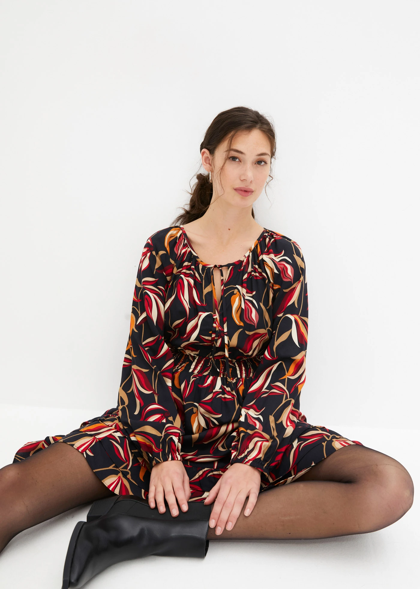 Viskózové tkané šaty s žabkovaným pasem, délka ke kolenům • černá • bonprix obchod