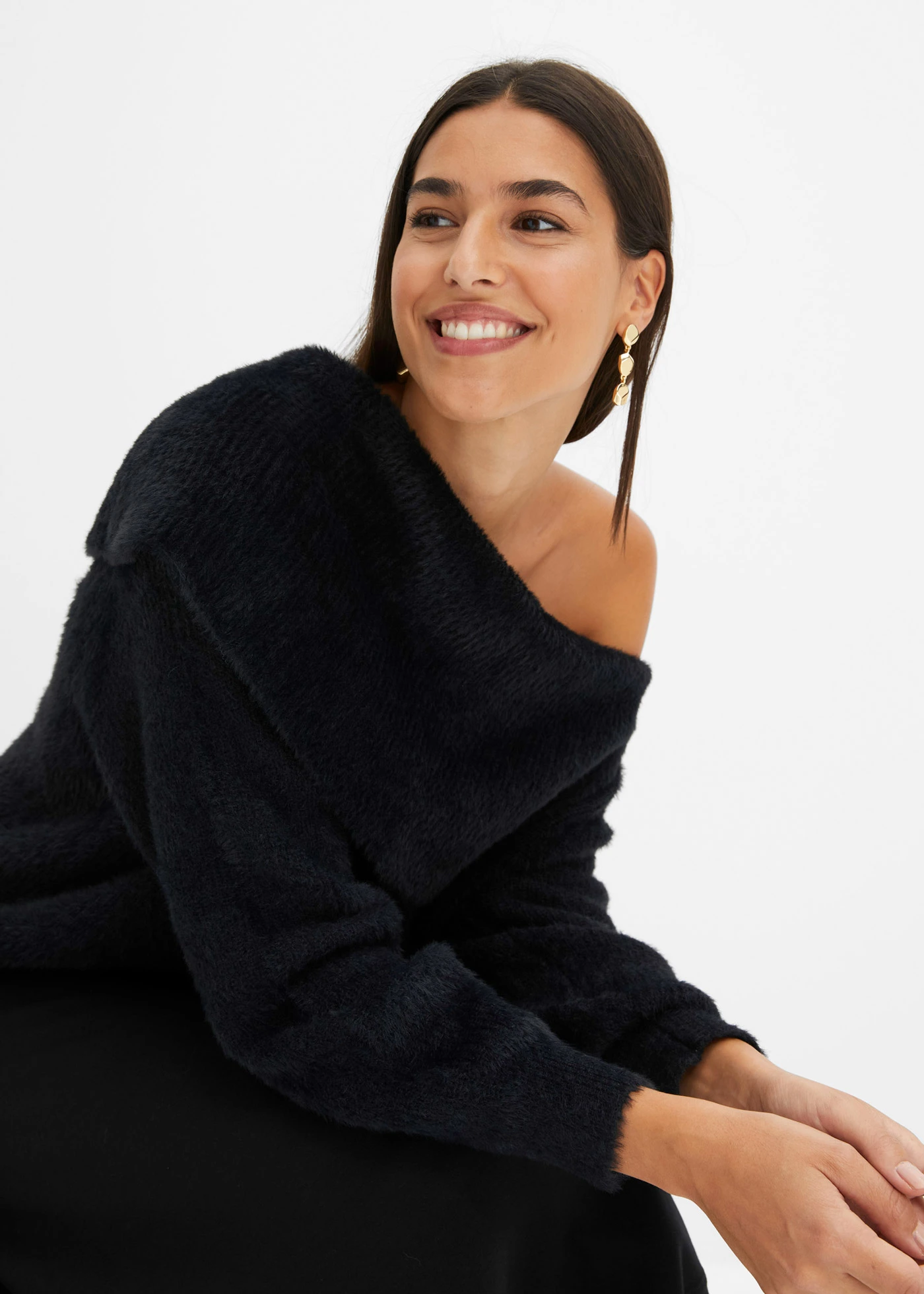 Pull à encolure Bardot asymétrique • noir • Boutique bonprix