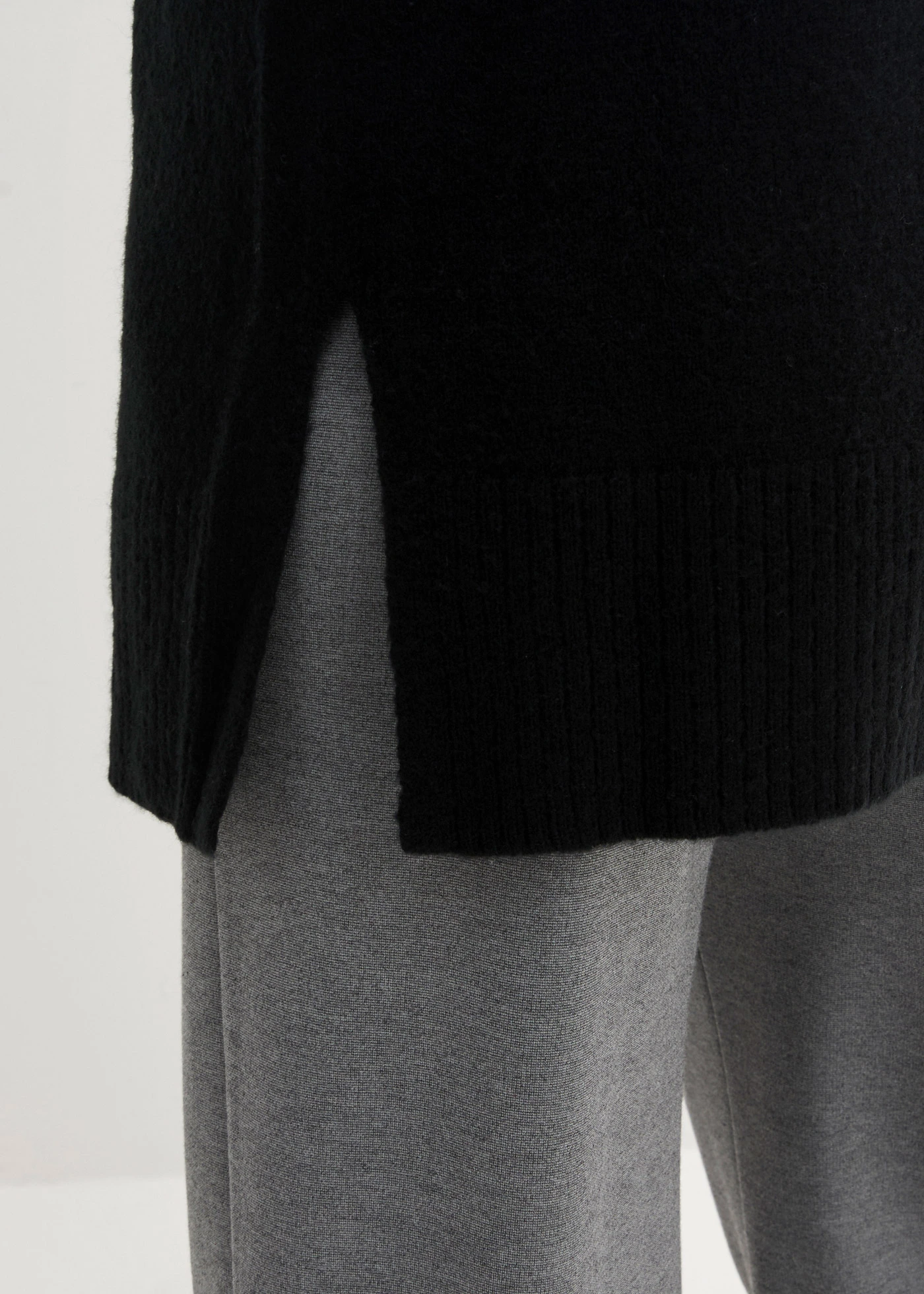 Pull oversize à col roulé ouvert et fentes latérales • noir • Boutique bonprix