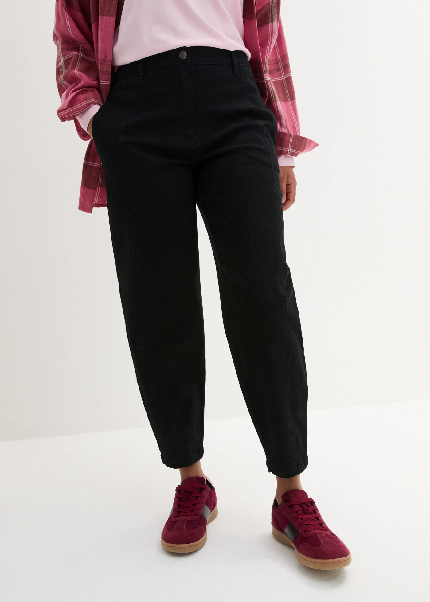 Twilové kalhoty ve střihu Barrel s dopředu posazenými švy a pohodlným pasem High Waist • černá • bonprix obchod