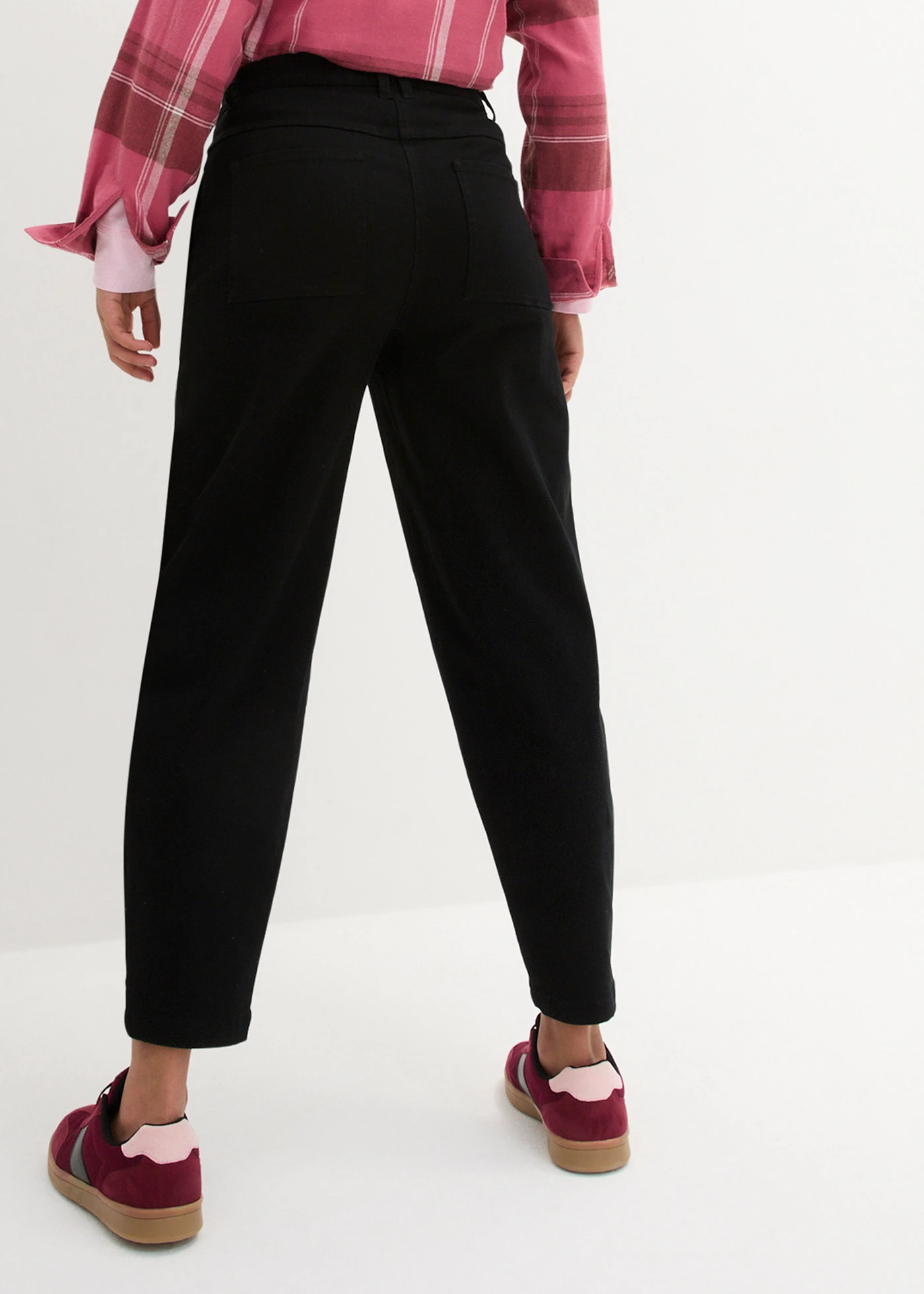 Twilové kalhoty ve střihu Barrel s dopředu posazenými švy a pohodlným pasem High Waist • černá • bonprix obchod