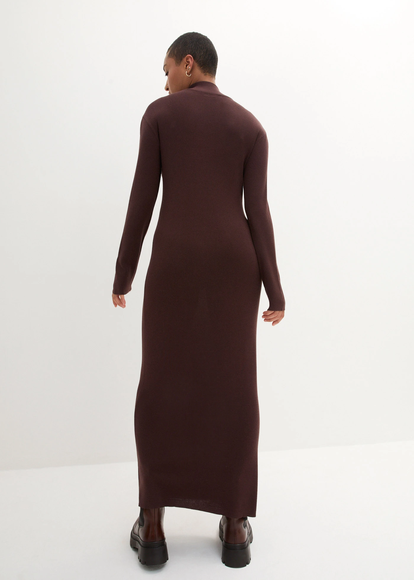 Gebreide maxi jurk met opstaande kraag, lange mouw • terrabruin • bonprix online shop