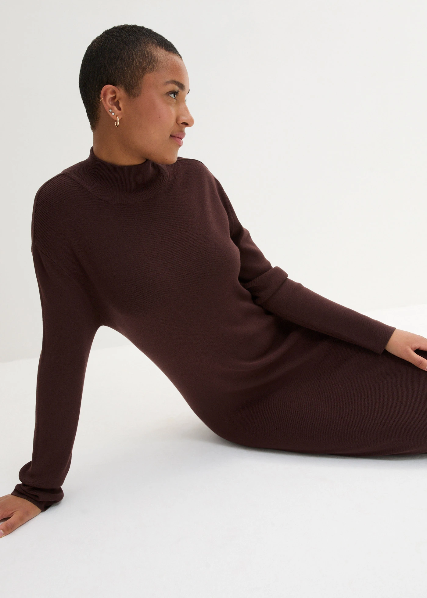 Gebreide maxi jurk met opstaande kraag, lange mouw • terrabruin • bonprix online shop