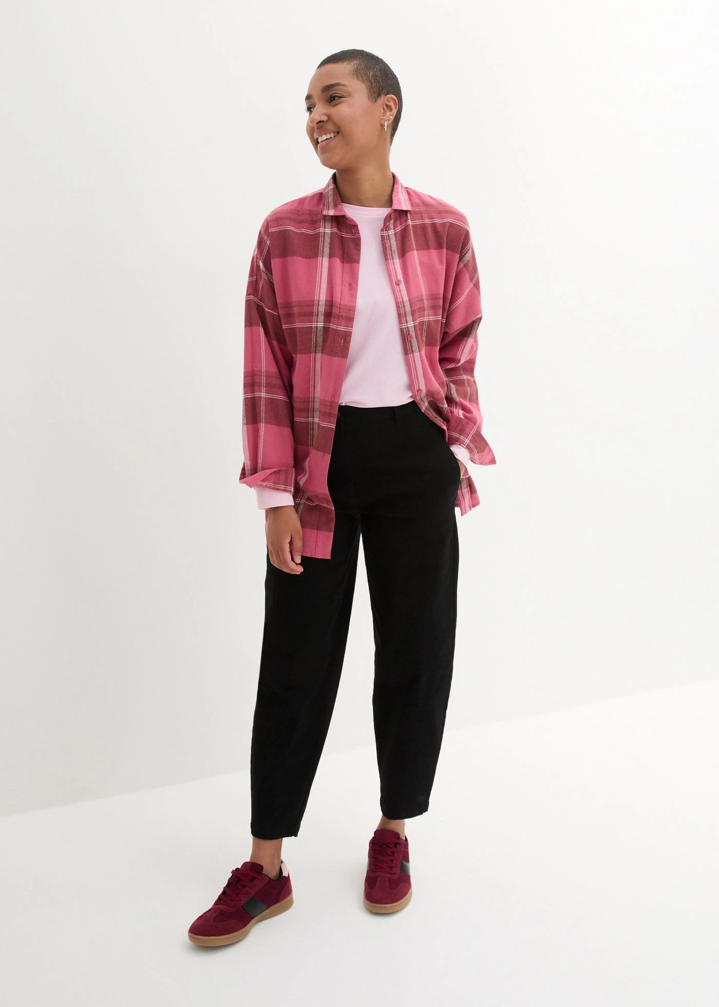 Twilové kalhoty ve střihu Barrel s dopředu posazenými švy a pohodlným pasem High Waist • černá • bonprix obchod