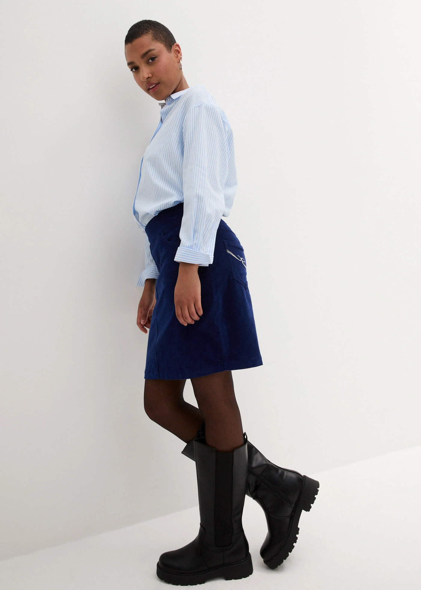 Sweat à capuche • bleu nuit • Boutique bonprix