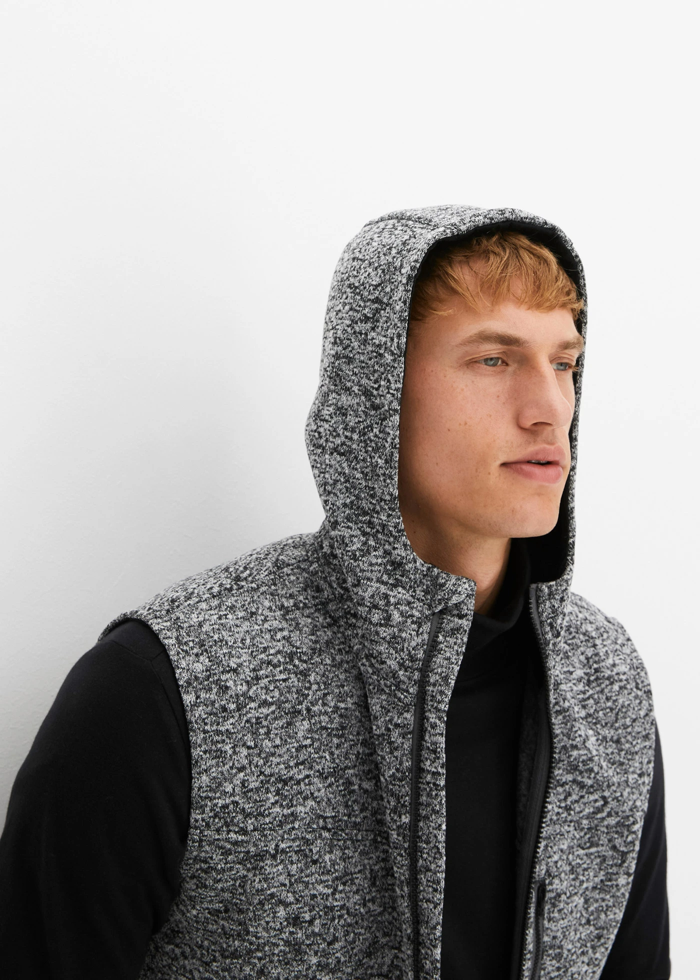 Gilet sans manches polaire à capuche • noir-gris fumé chiné • Boutique bonprix