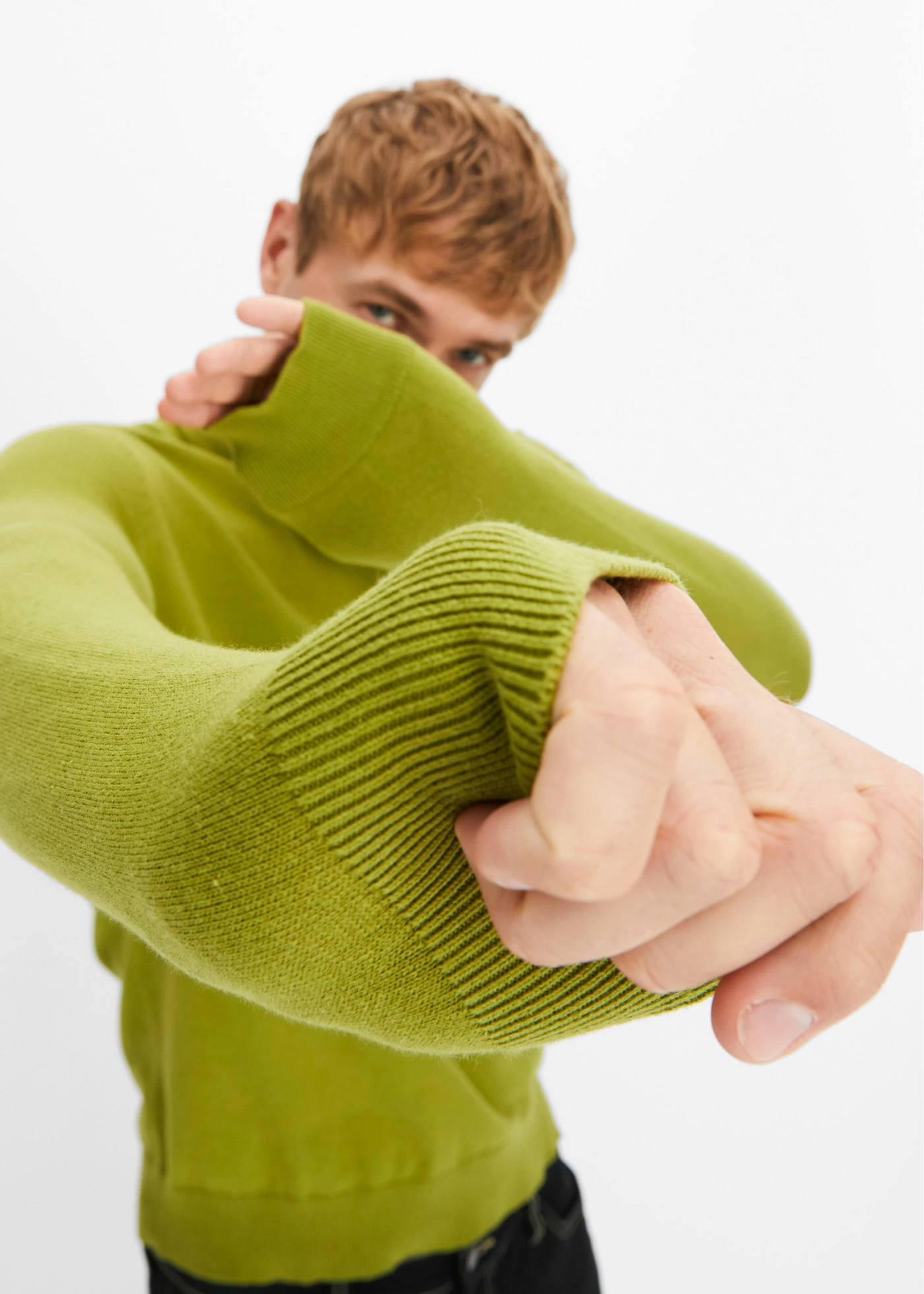 Fijngebreide trui met V-hals in een zachte katoenmix • mosgroen • bonprix online shop