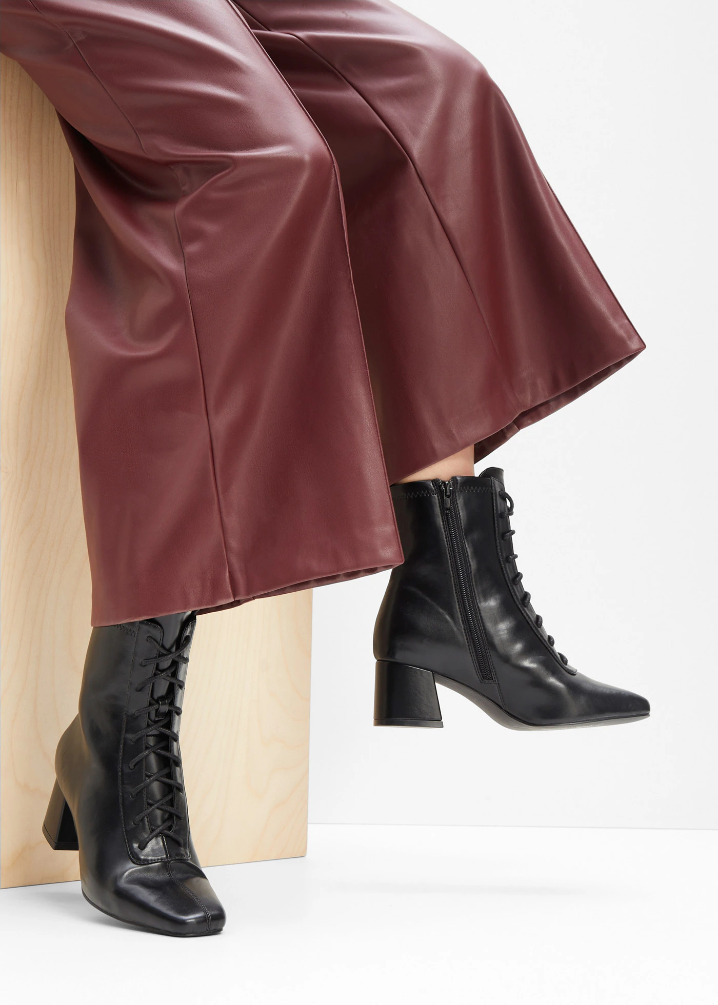 Šněrovací nízké kozačky se špalíkovým podpatkem • černá • bonprix obchod