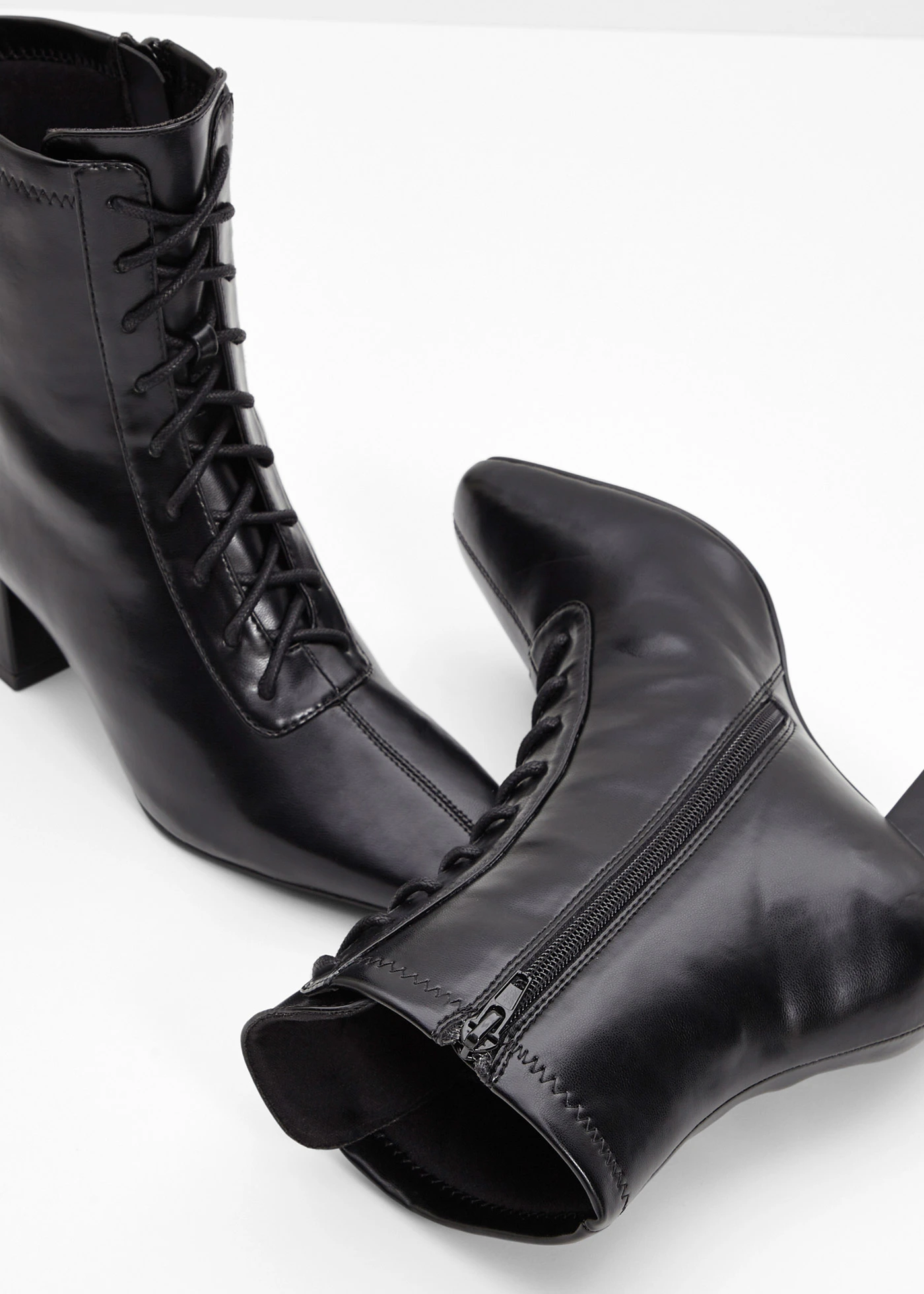 Bottines à lacets et talon bloc • noir • Boutique bonprix