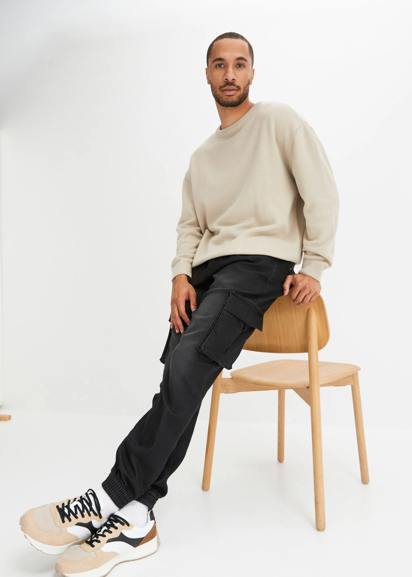 Jean jogger droit, slim, taille élastiquée et poches cargo • noir denim • Boutique bonprix