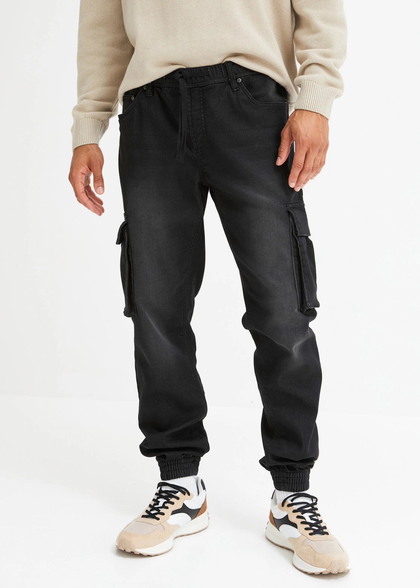 Jean jogger droit, slim, à taille élastiquée et poches cargo • noir denim • Boutique bonprix
