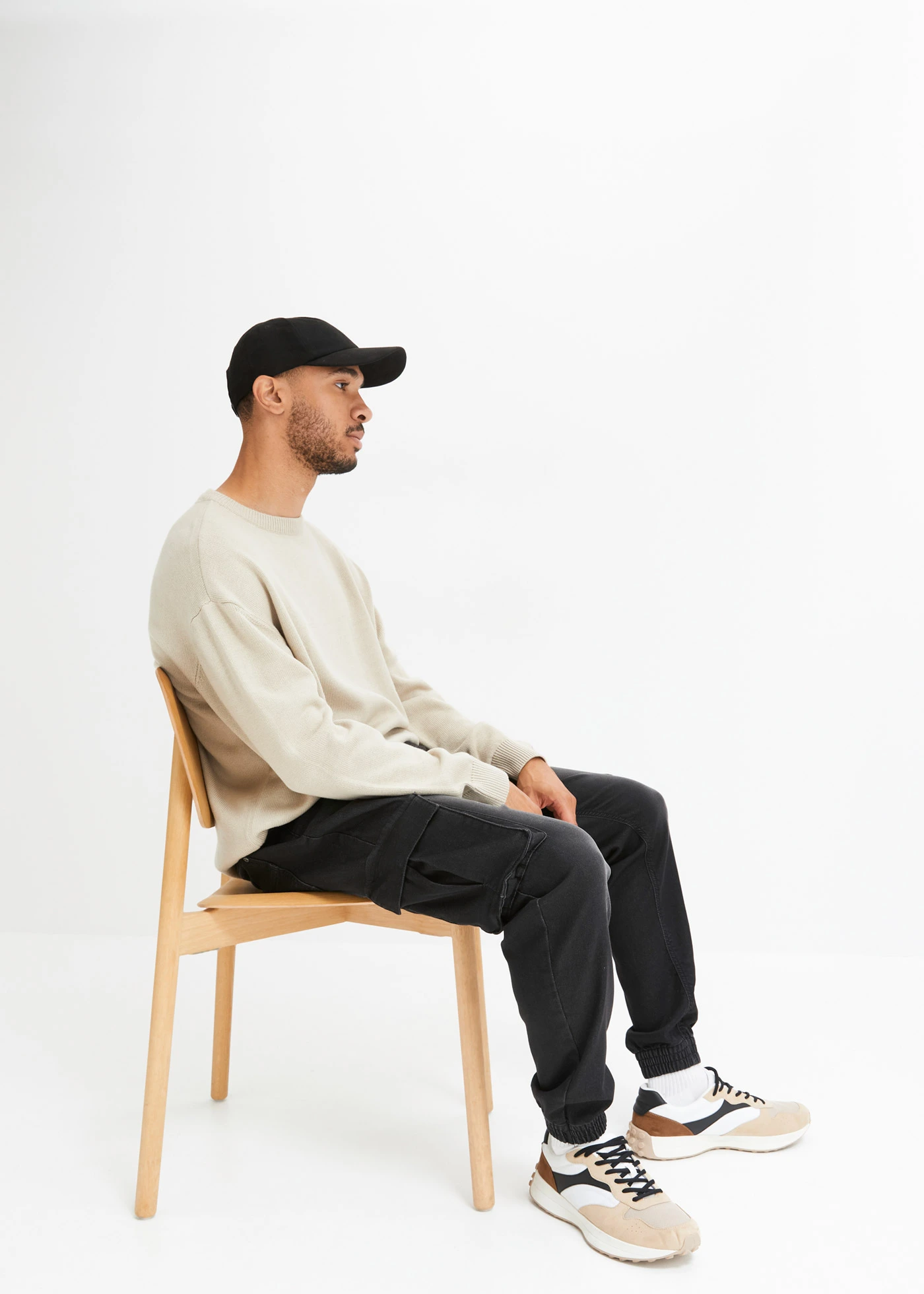 Jean jogger droit, slim, taille élastiquée et poches cargo • noir denim • Boutique bonprix