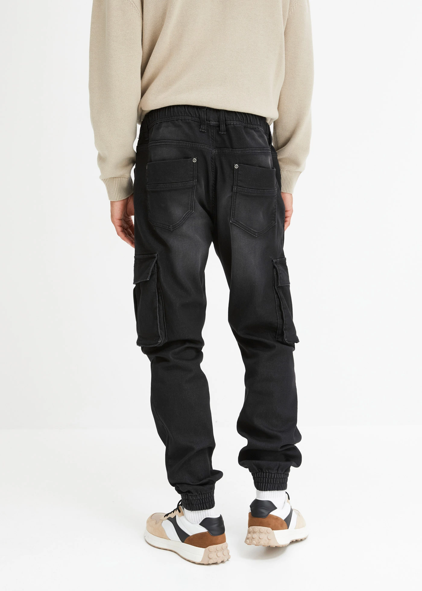 Jean jogger droit, slim, à taille élastiquée et poches cargo • noir denim • Boutique bonprix