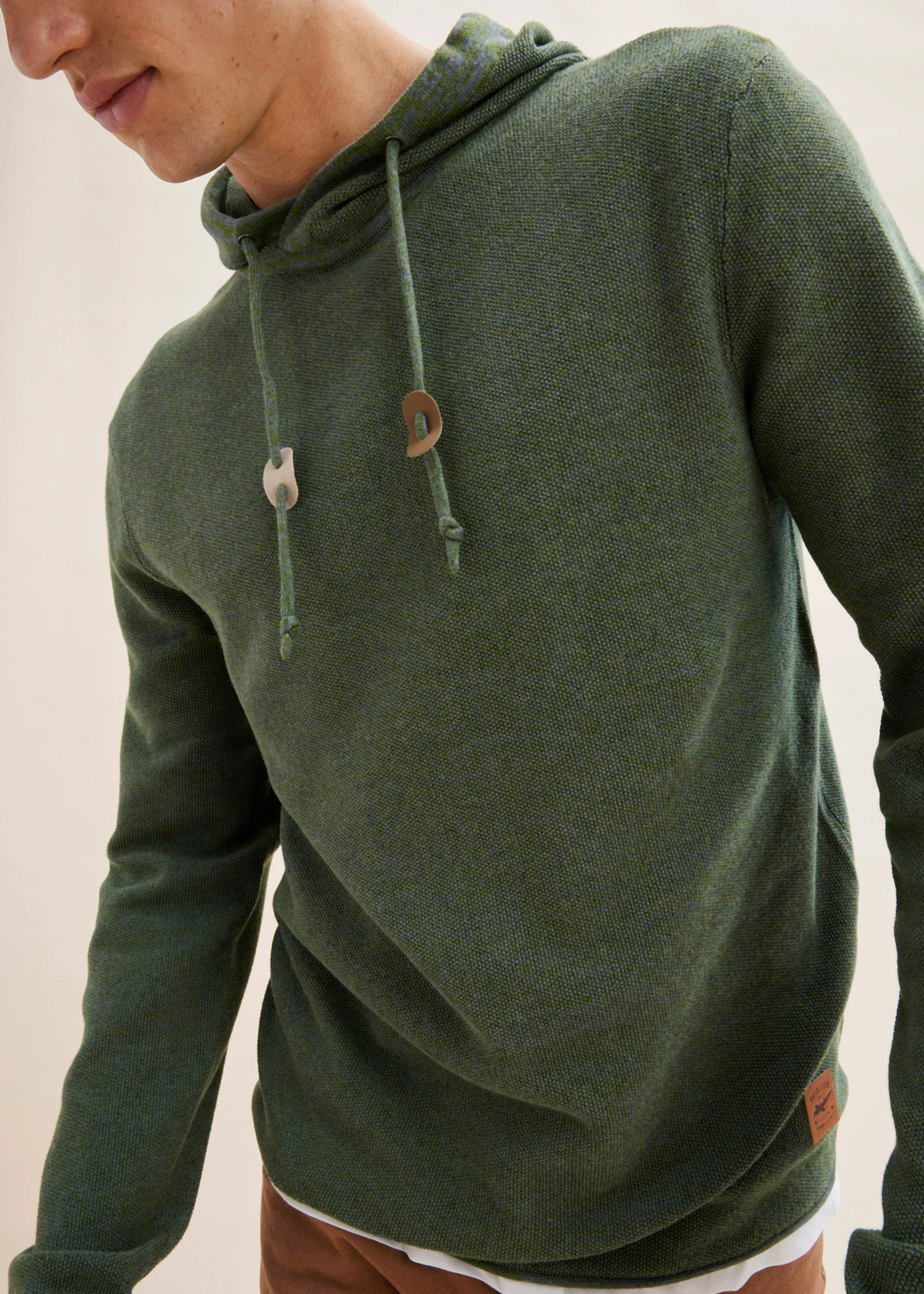 Pull à capuche en fine maille • vert chiné • Boutique bonprix
