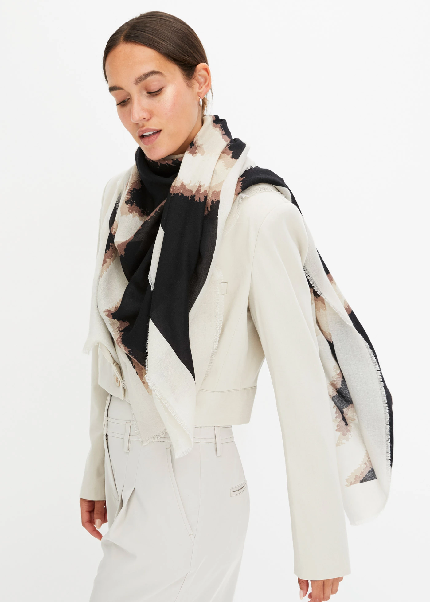 Foulard à franges et imprimé tendance • noir-marron-taupe-crème imprimé • Boutique bonprix