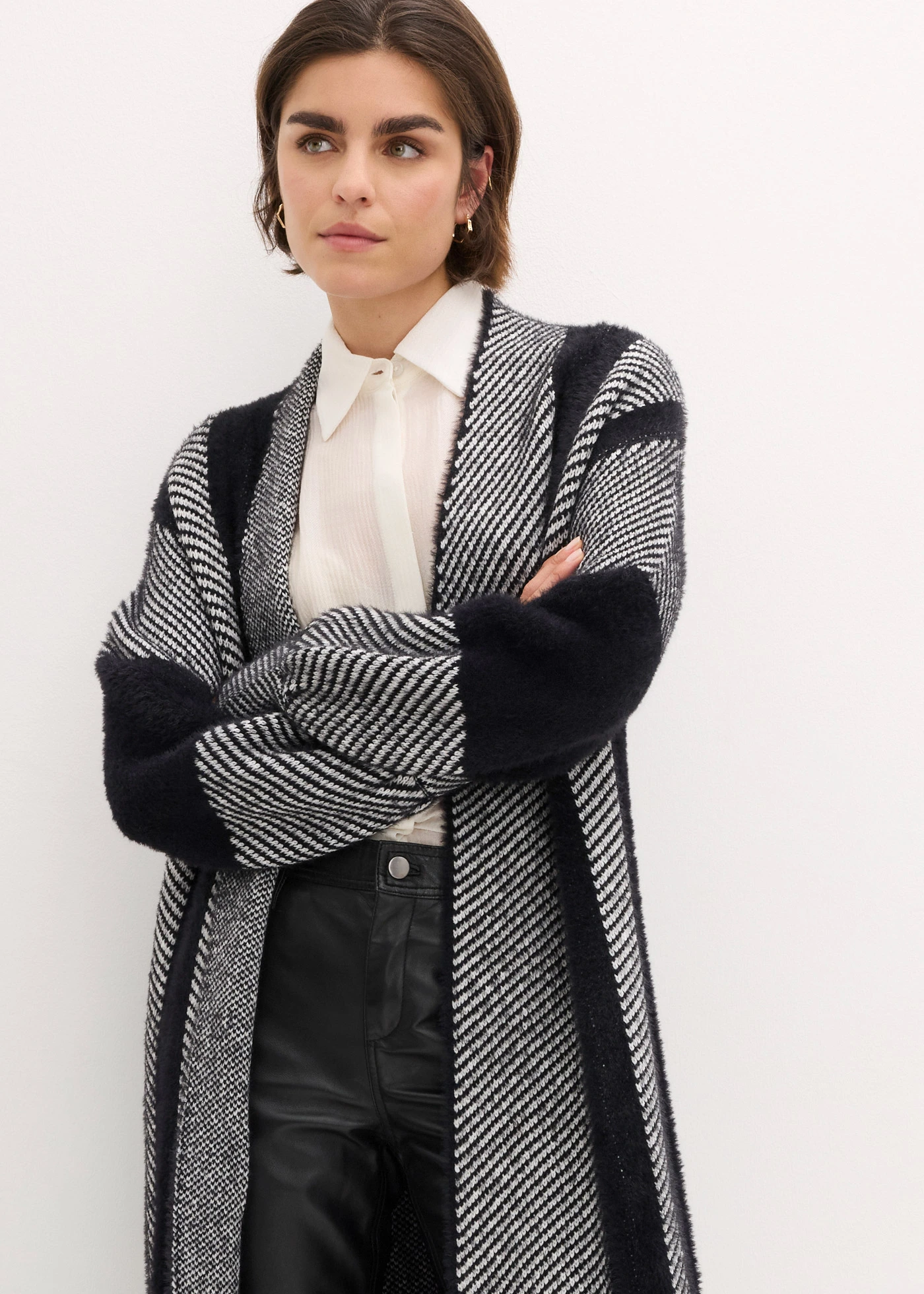 Gilet long en maille • noir/blanc cassé • Boutique bonprix