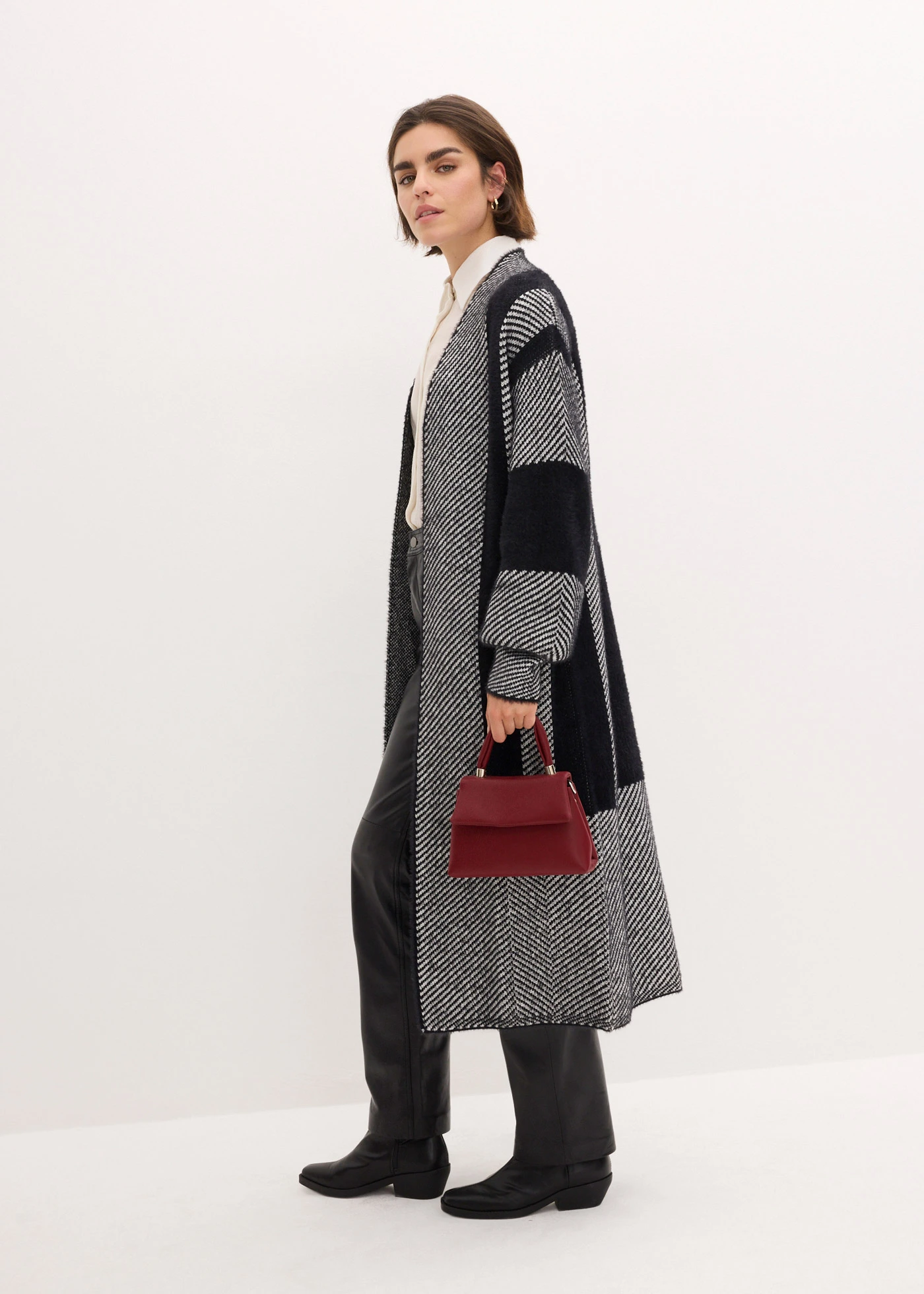 Gilet long en maille • noir/blanc cassé • Boutique bonprix