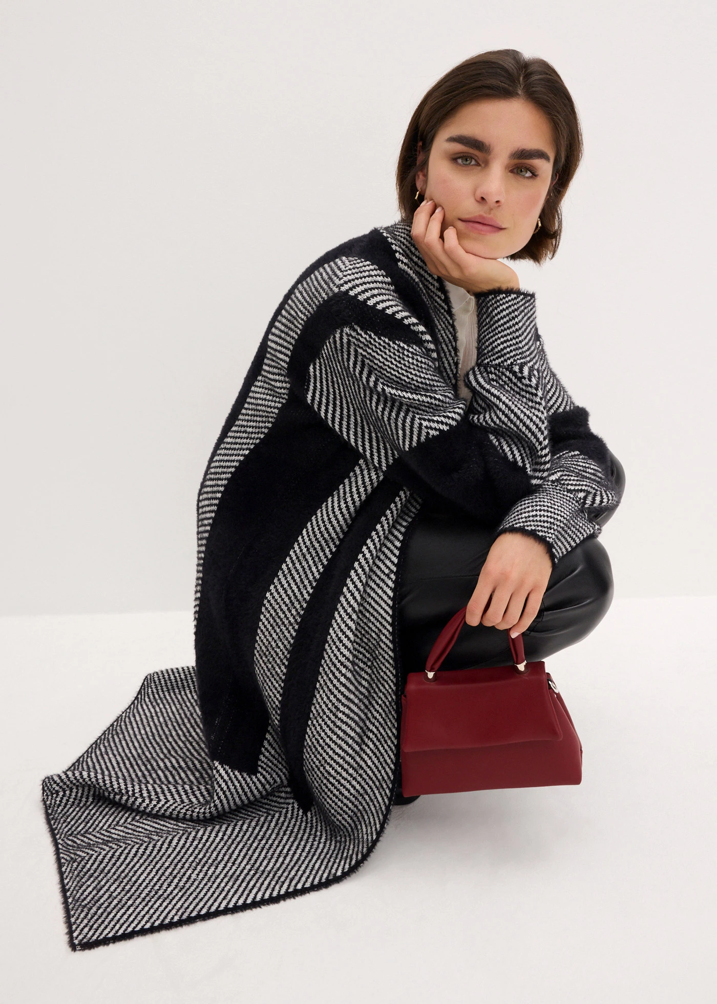 Gilet long en maille • noir/blanc cassé • Boutique bonprix