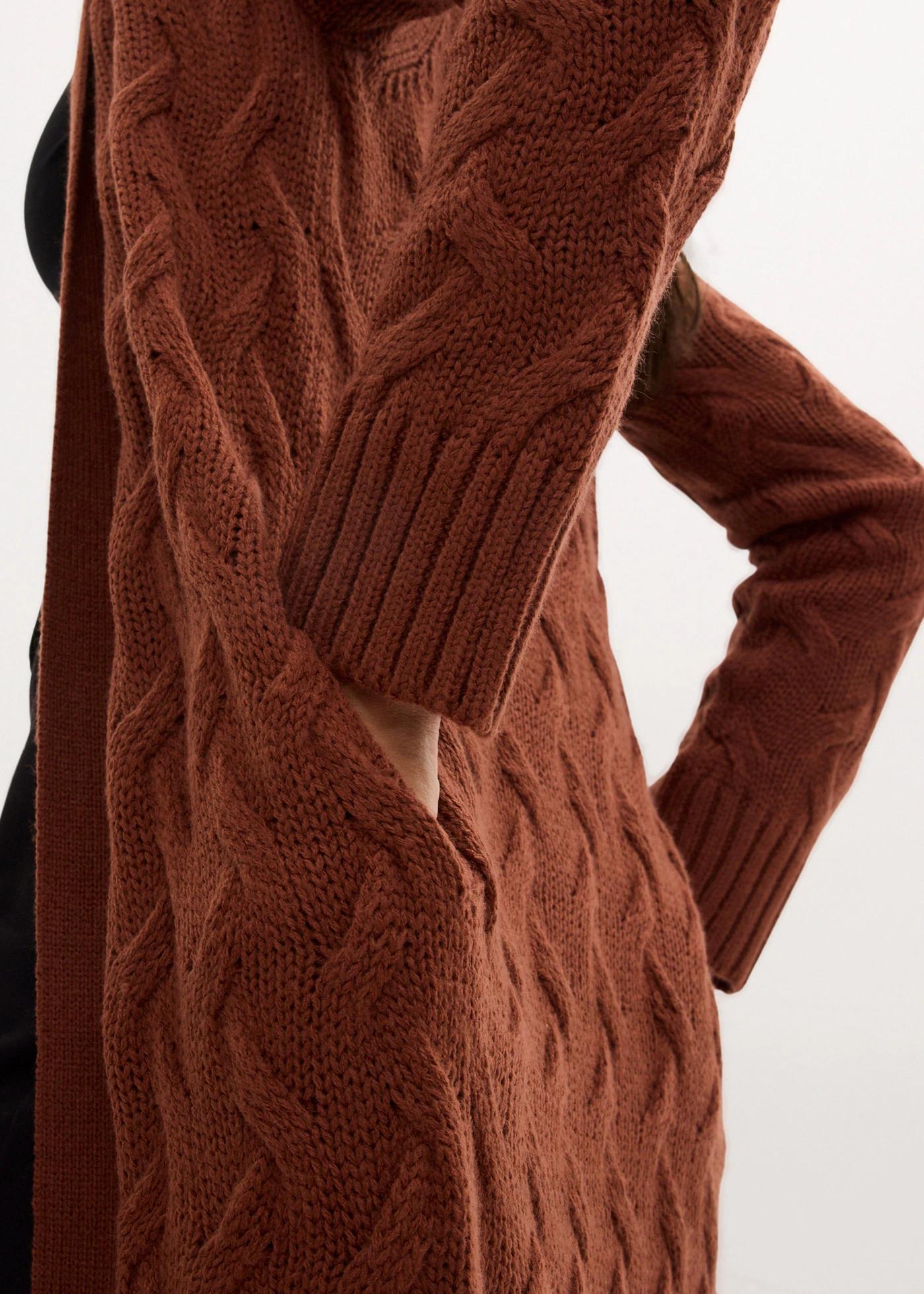 Gilet long en maille torsadée • acajou • Boutique bonprix