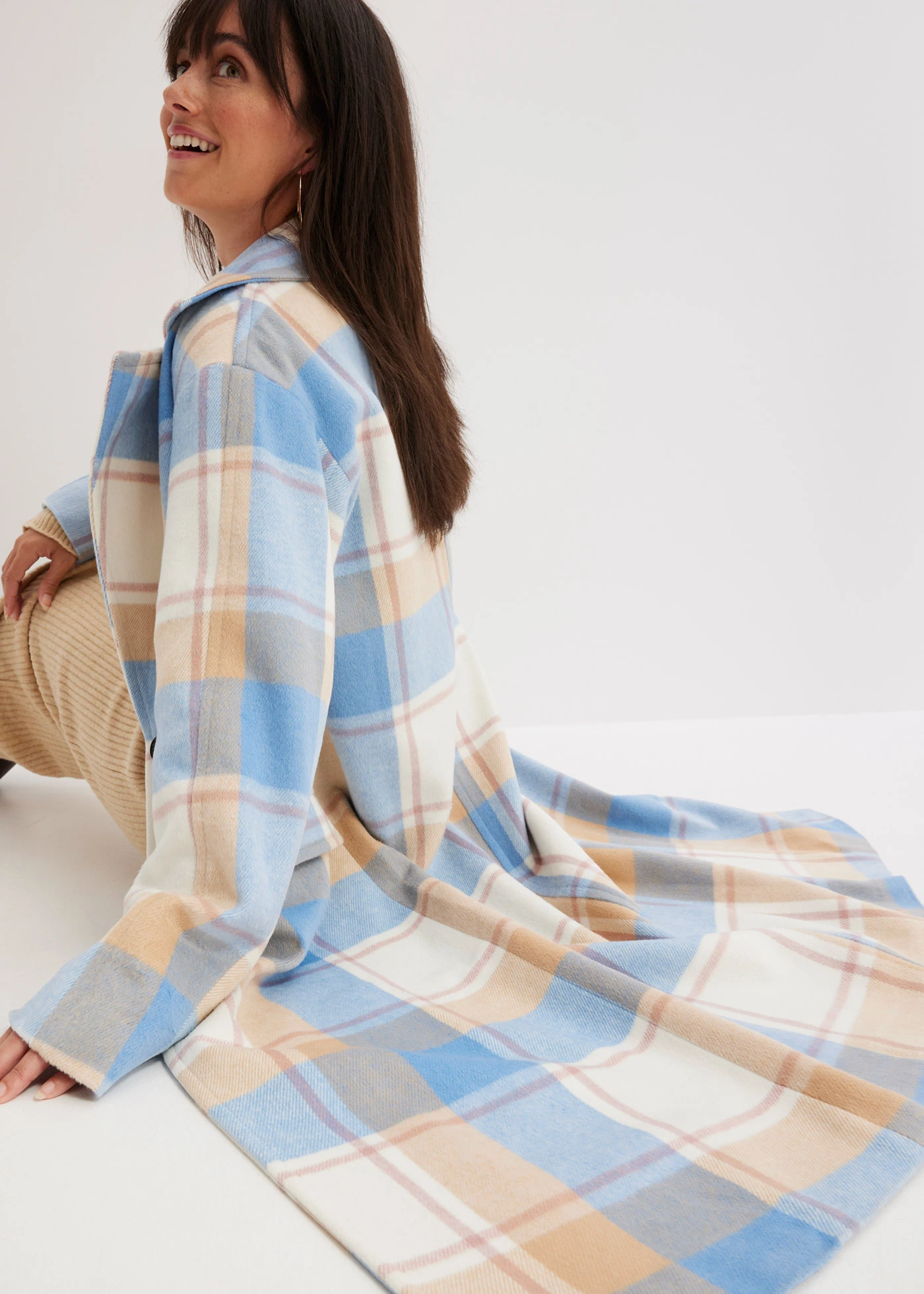 Płaszcz oversize z materiału z imitacji wełny • niebieski brylantowy-biel wełny -latte macchiato-różowobrązowy w kratę • sklep bonprix