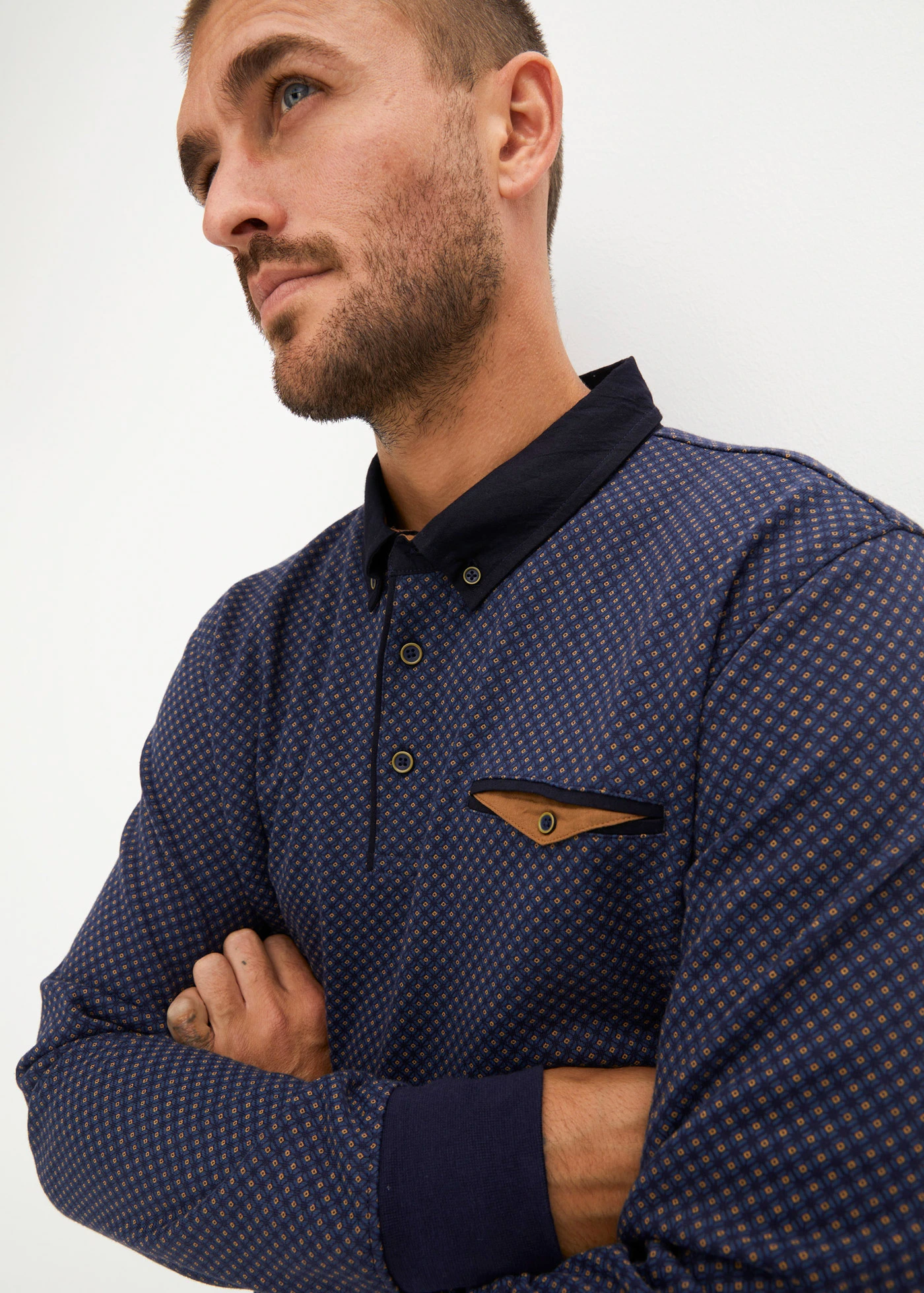 Mikina s pólo límečkem, z organické bavlny • tmavě modrá s grafickým potiskem • bonprix obchod