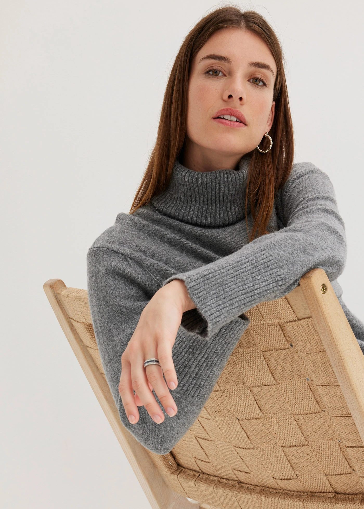 Pletené šaty s rolákovým límcem • šedý melír • bonprix obchod