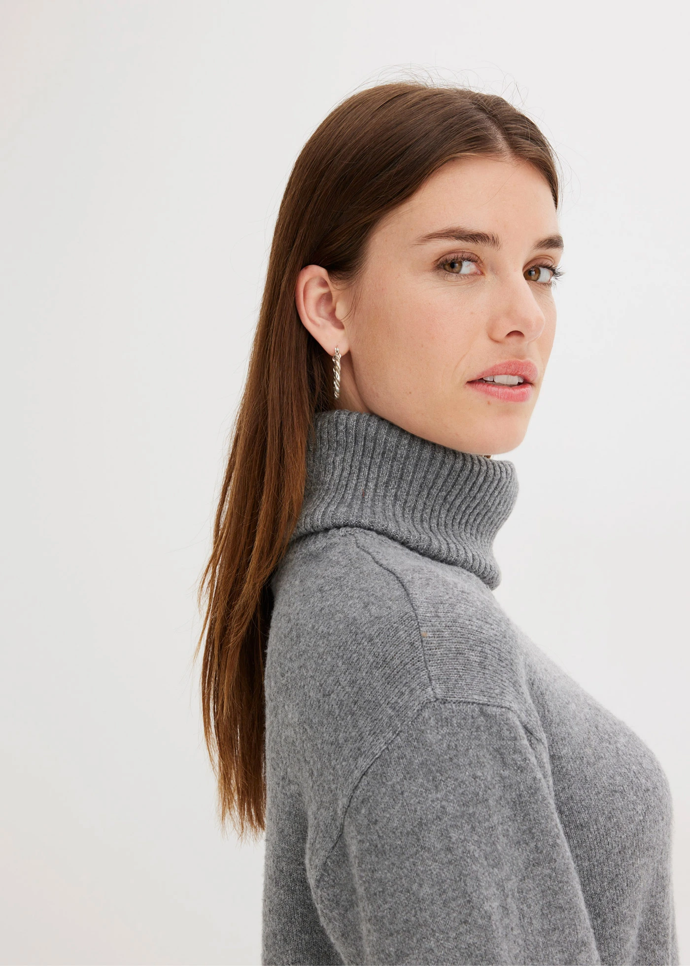 Pletené šaty s rolákovým límcem • šedý melír • bonprix obchod