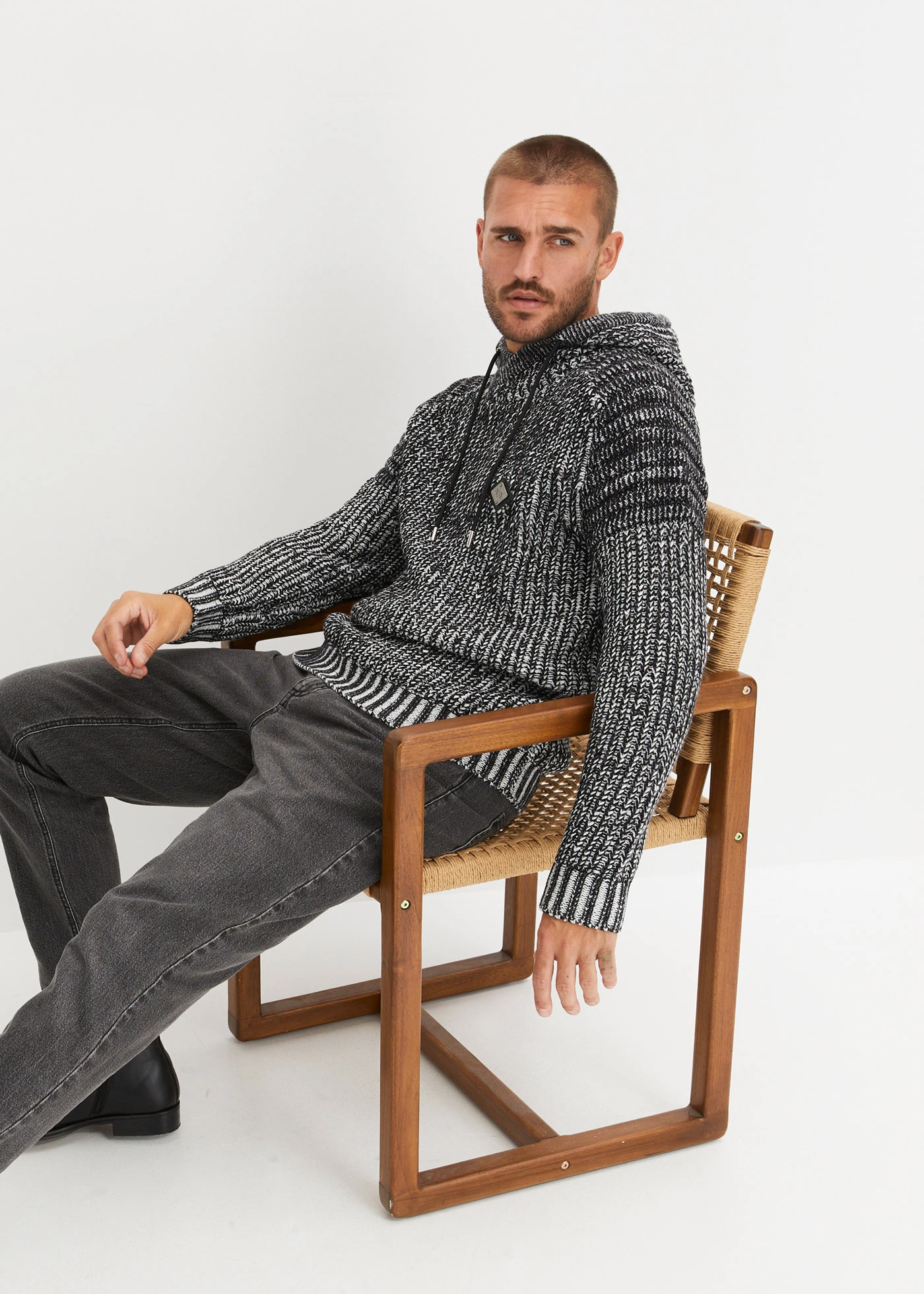 Gruby sweter z kapturem i detalami w stylu biker • czarny/biały melanż • sklep bonprix