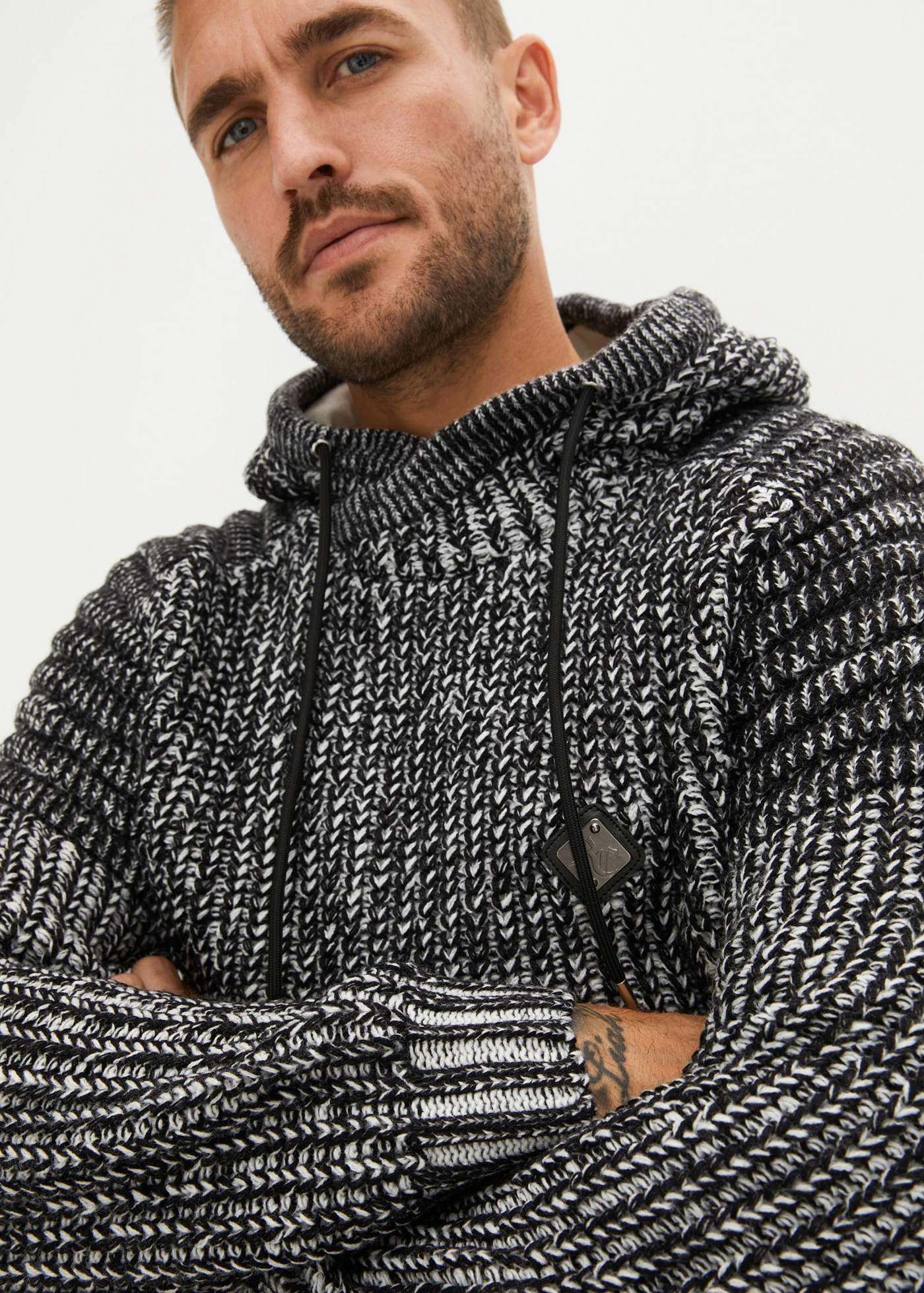 Pull en grosse maille à capuche et détails motard • noir-blanc chiné • Boutique bonprix