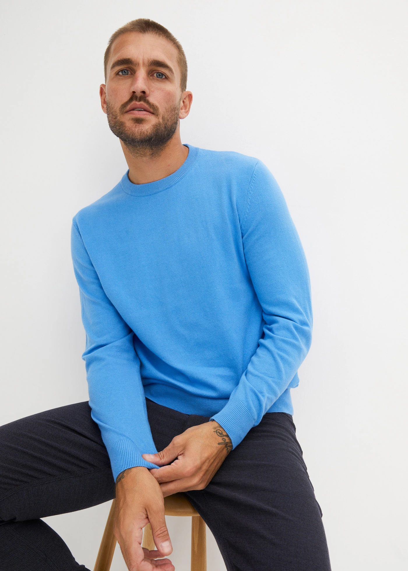 Pull doux en fine maille de coton majoritaire • bleu brillant • Boutique bonprix