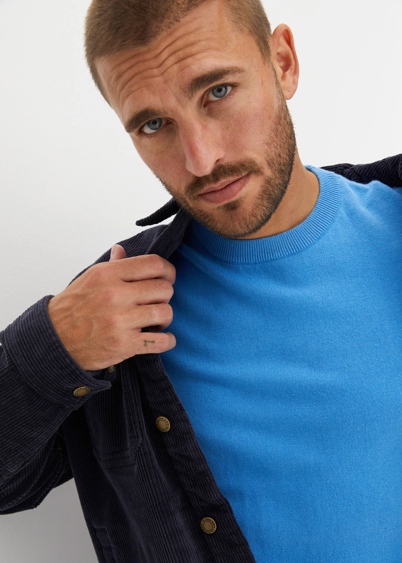 Pull doux en fine maille de coton majoritaire • bleu brillant • Boutique bonprix