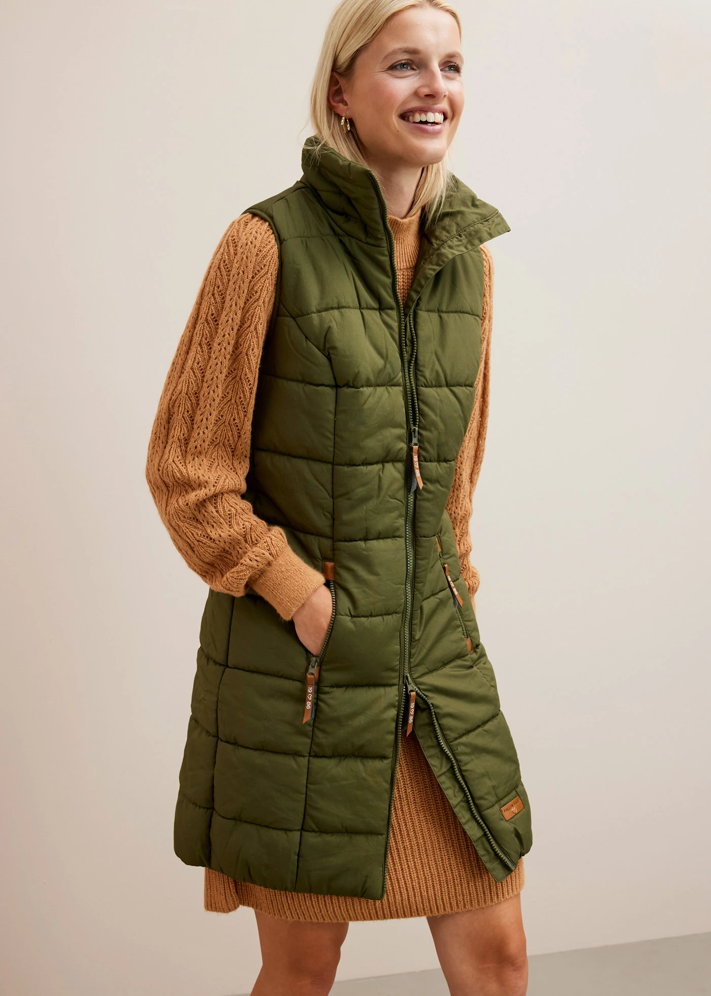 Dlouhá vesta se stojáčkem • tmavě olivová • bonprix obchod