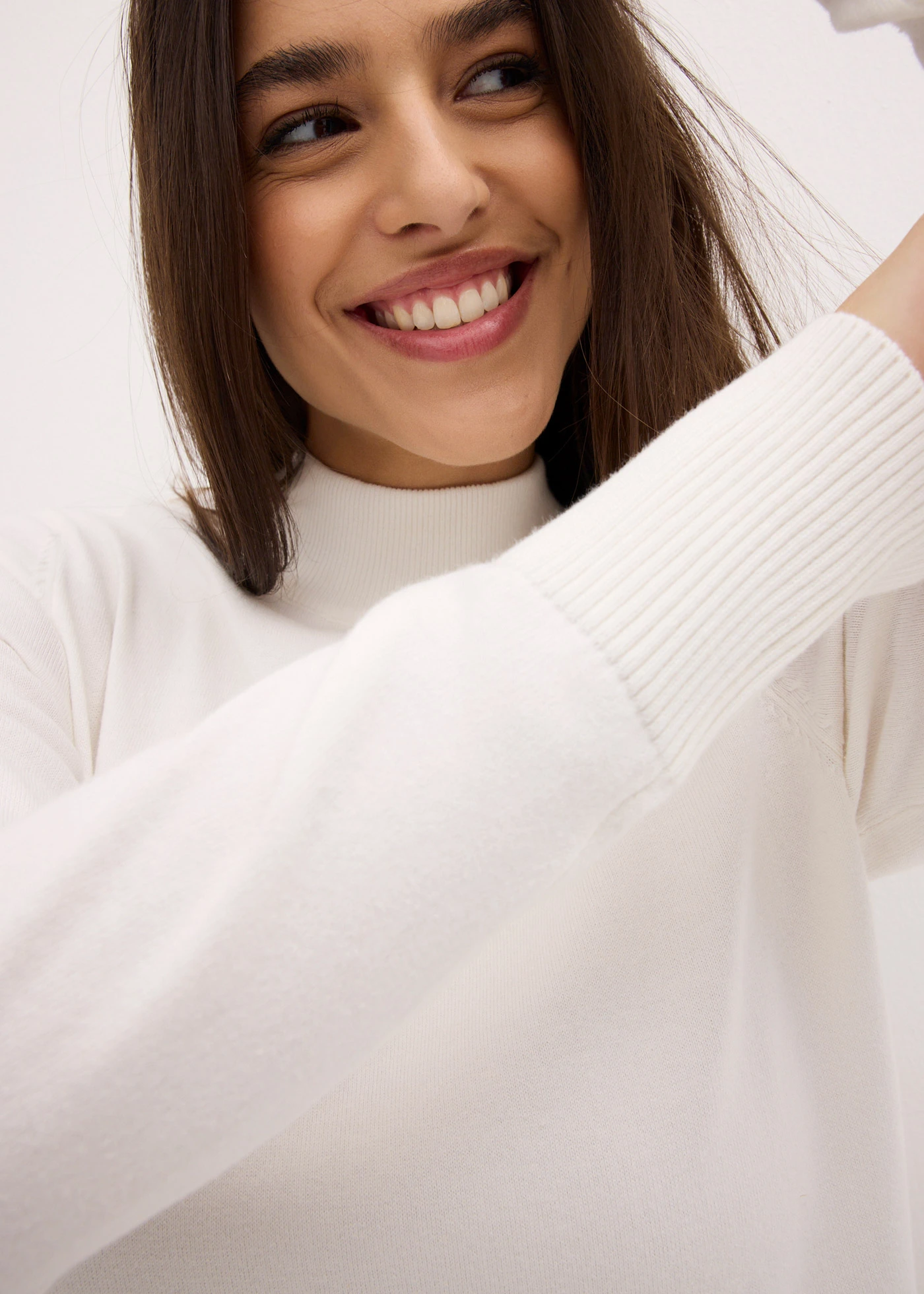 Sweter z cienkiej dzianiny z bawełną z recyklingu • biel wełny • sklep bonprix