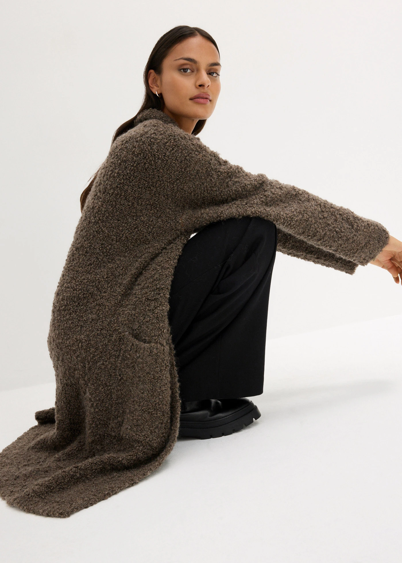 Lang gebreid bouclé vest van wol • bruin gemêleerd • bonprix online shop