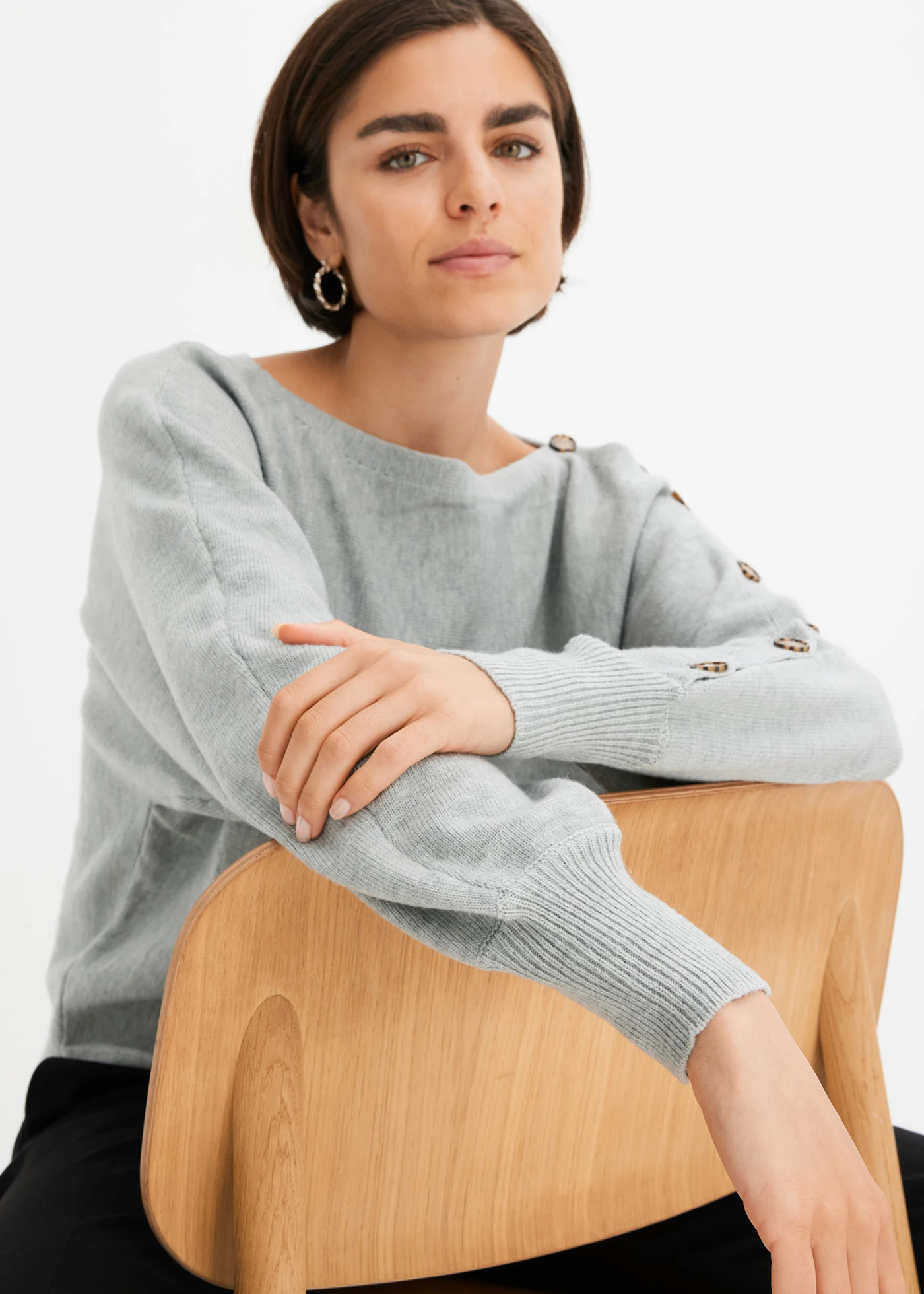 Pull avec détails boutons • gris clair chiné • Boutique bonprix